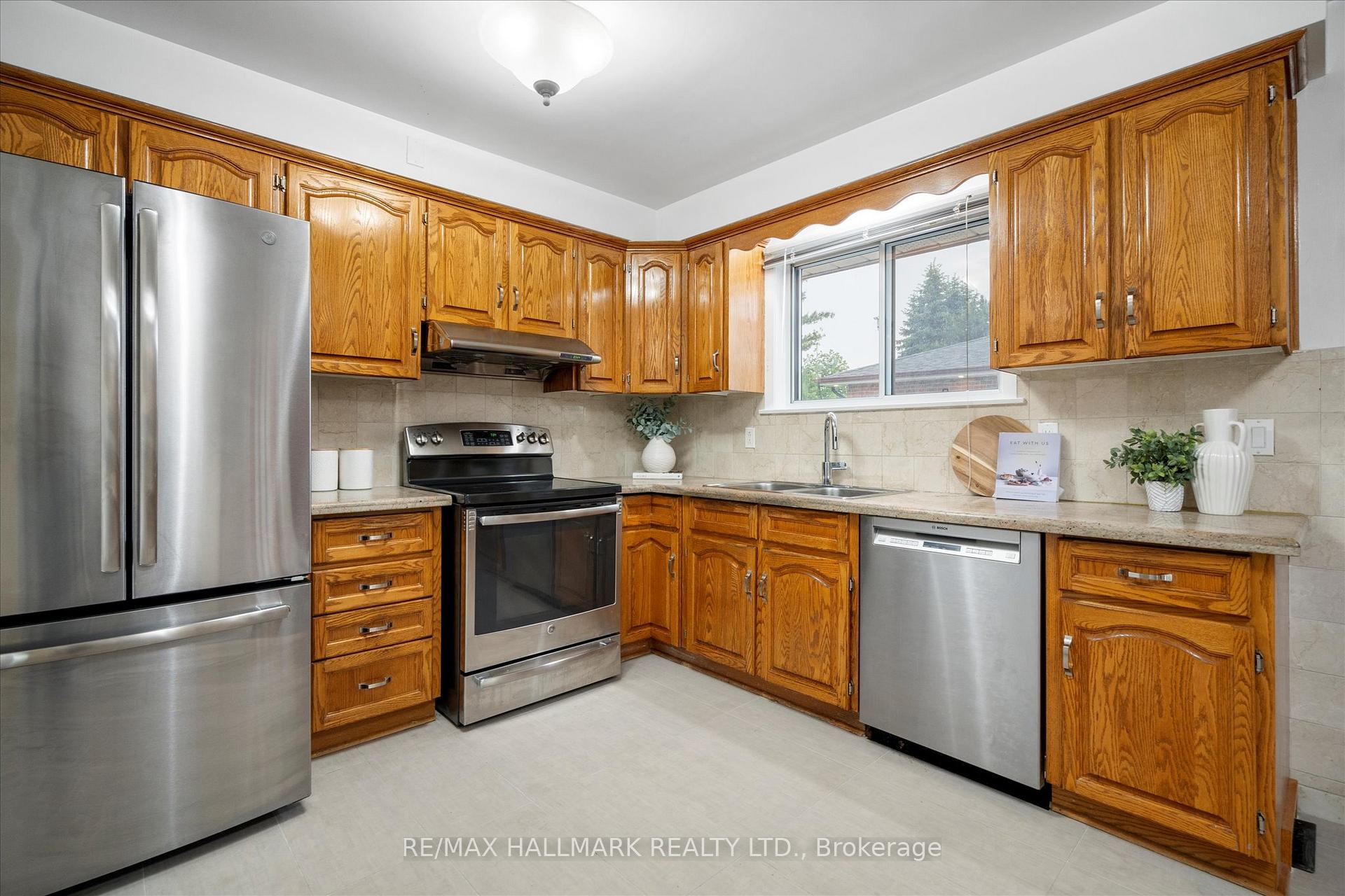 Photo 7 of 29 Chipper Crescent, Scarborough, Eglinton East — HOMEH