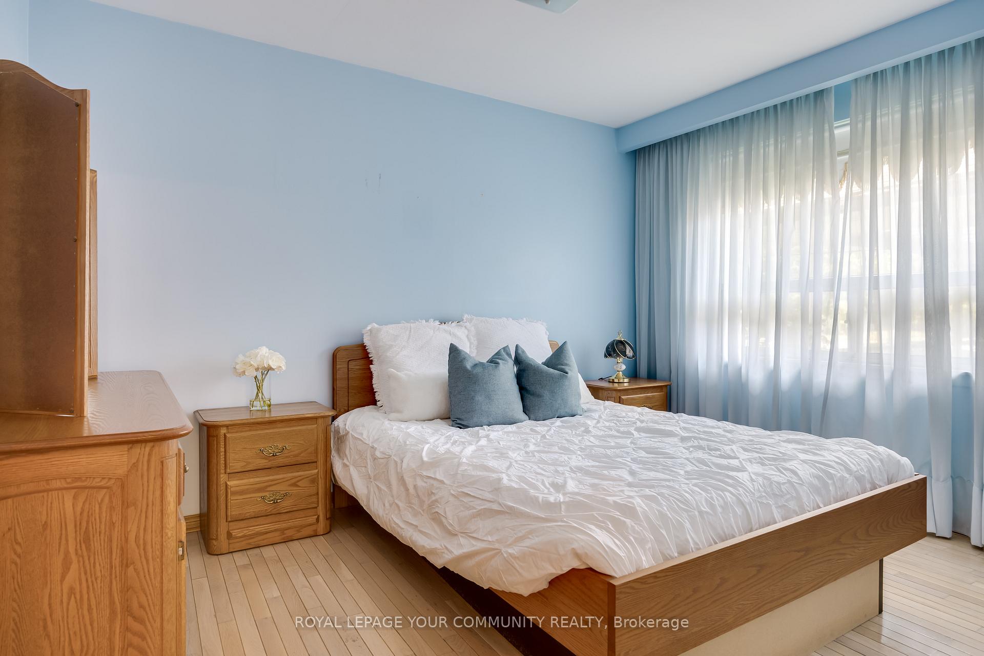Photo 5 of 19 Acme Crescent, Etobicoke, Kingsview Village-The Westway — HOMEH