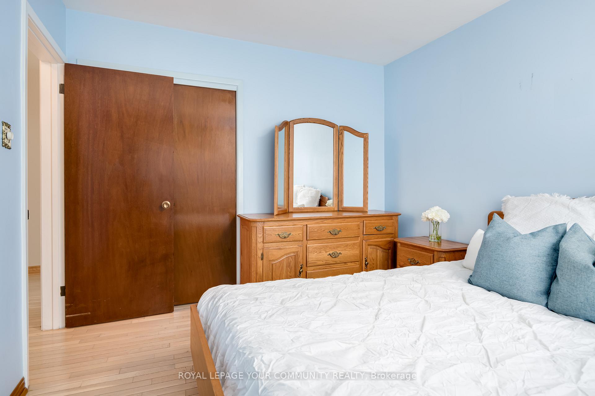 Photo 15 of 19 Acme Crescent, Etobicoke, Kingsview Village-The Westway — HOMEH
