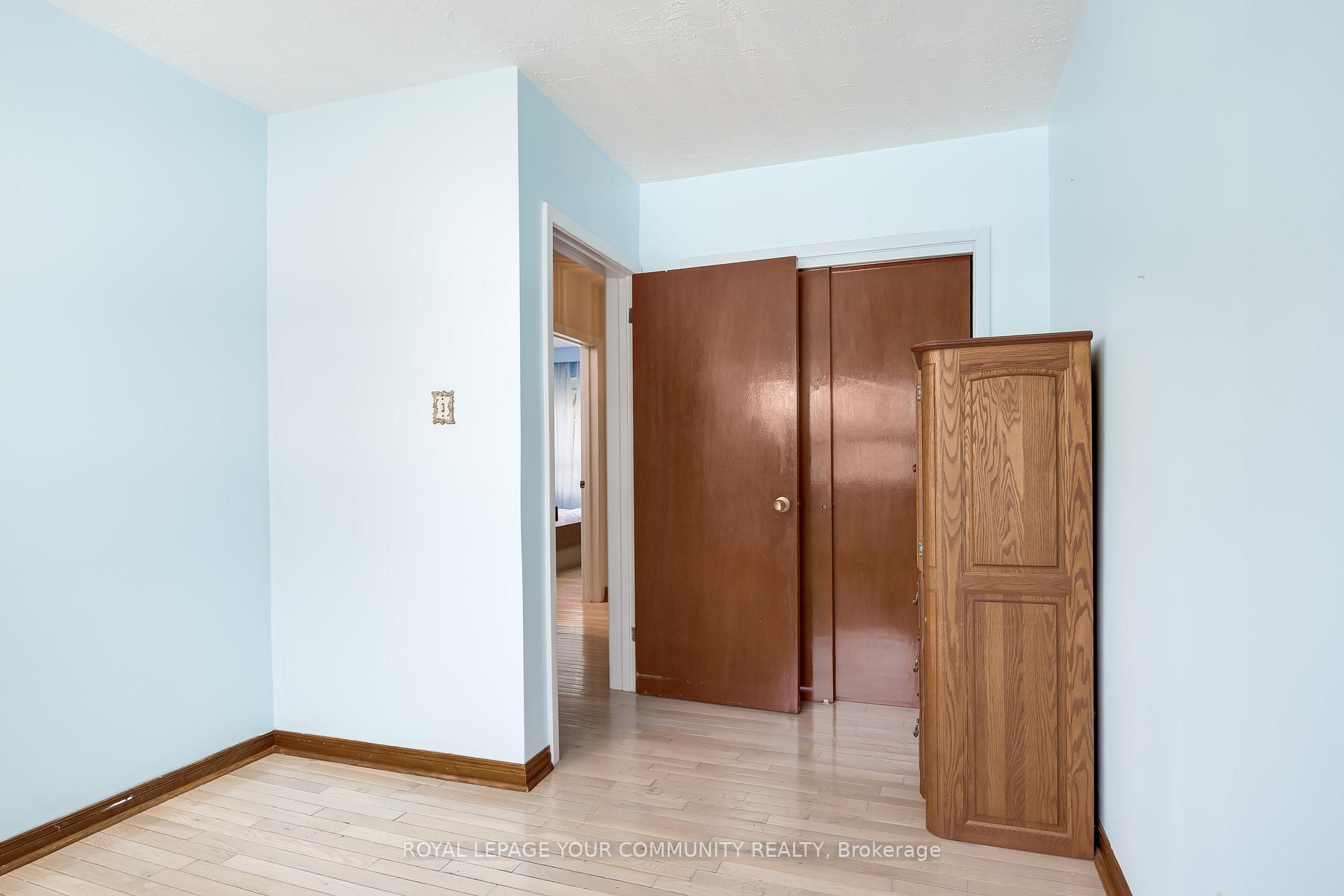 Photo 4 of 19 Acme Crescent, Etobicoke, Kingsview Village-The Westway — HOMEH
