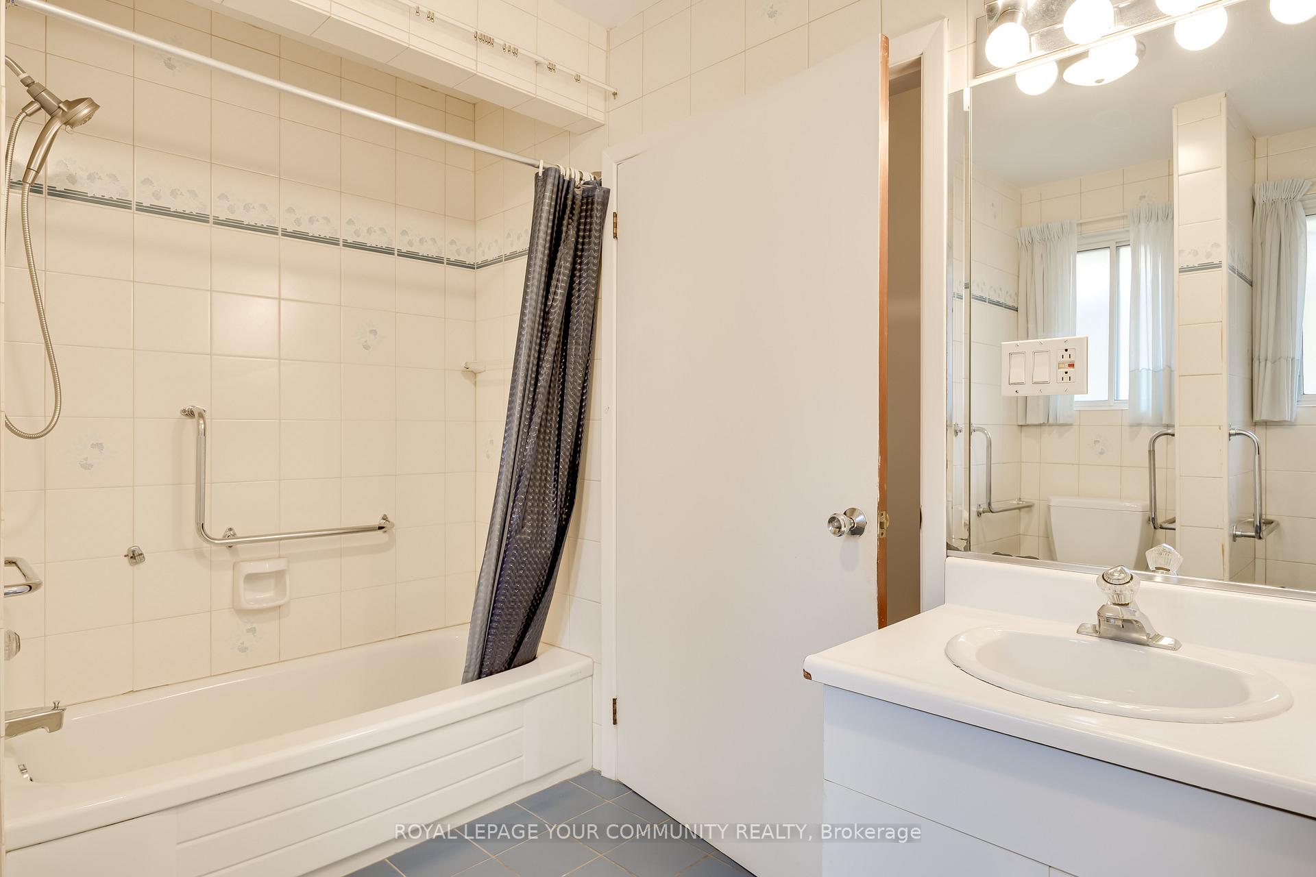 Photo 13 of 19 Acme Crescent, Etobicoke, Kingsview Village-The Westway — HOMEH