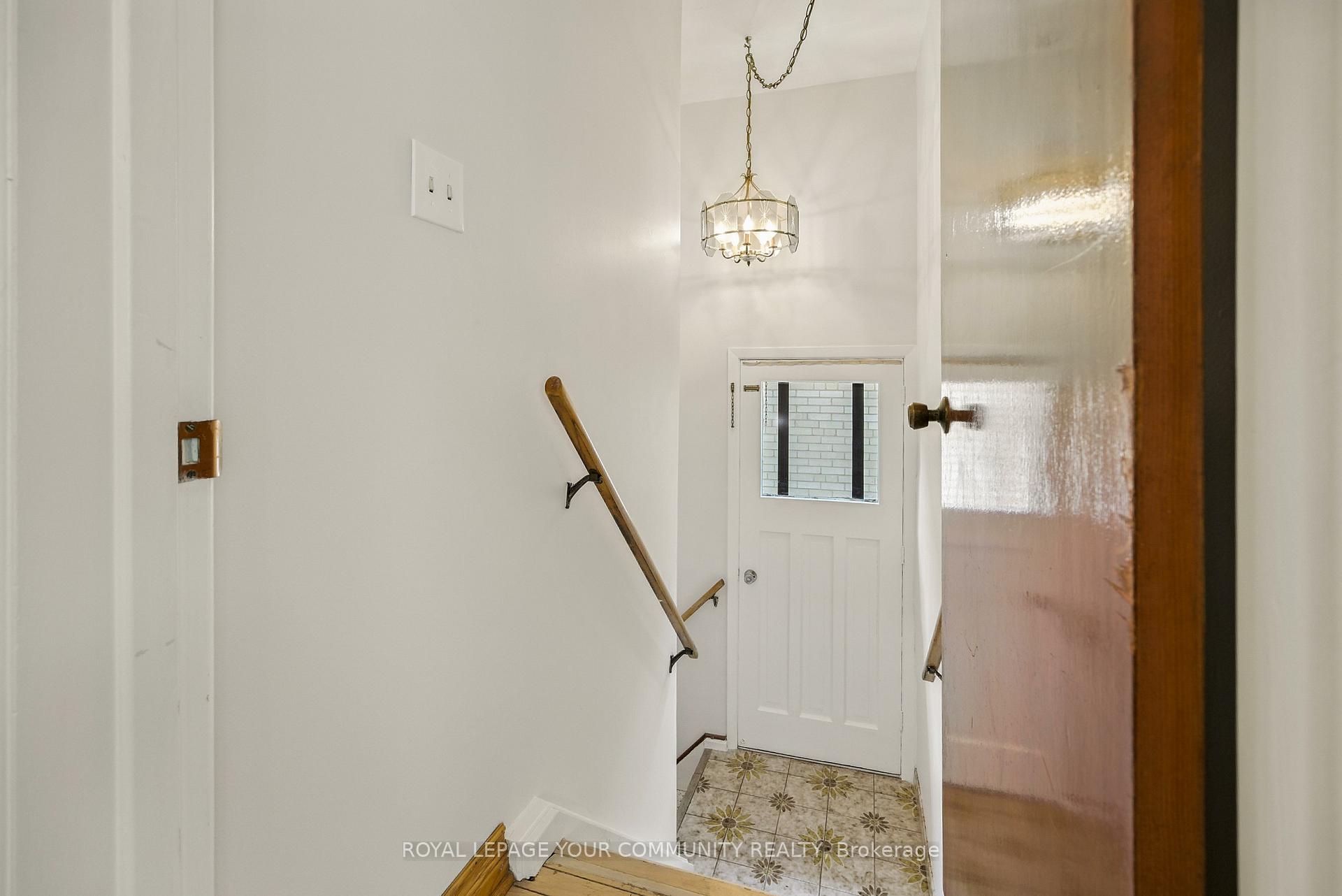 Photo 8 of 19 Acme Crescent, Etobicoke, Kingsview Village-The Westway — HOMEH