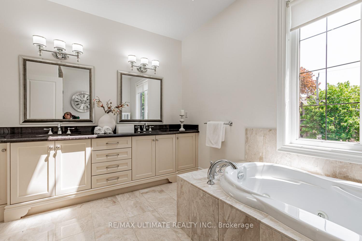 Photo 9 of 54 Burncrest Drive, Toronto, Bedford Park-Nortown — HOMEH