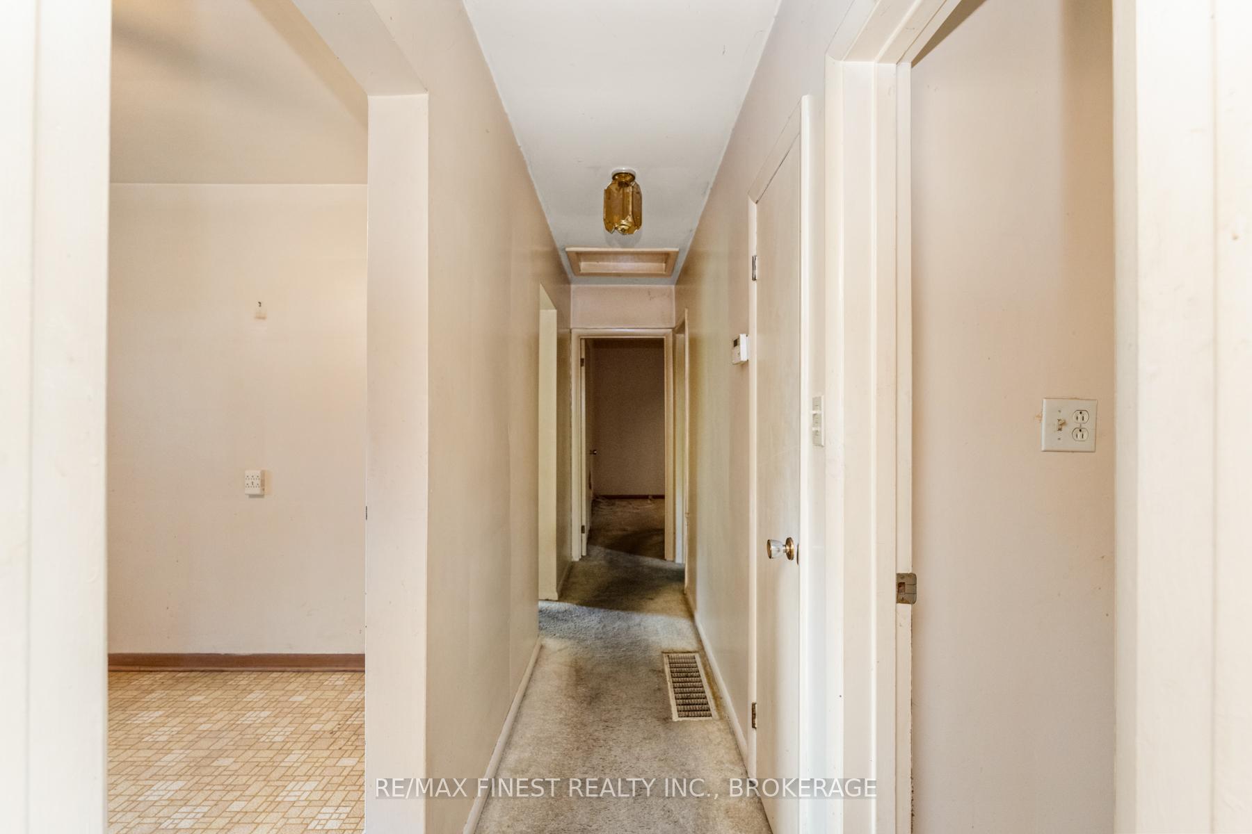 Photo 19 of 24 Holland Crescent, Kingston, Central City West — HOMEH
