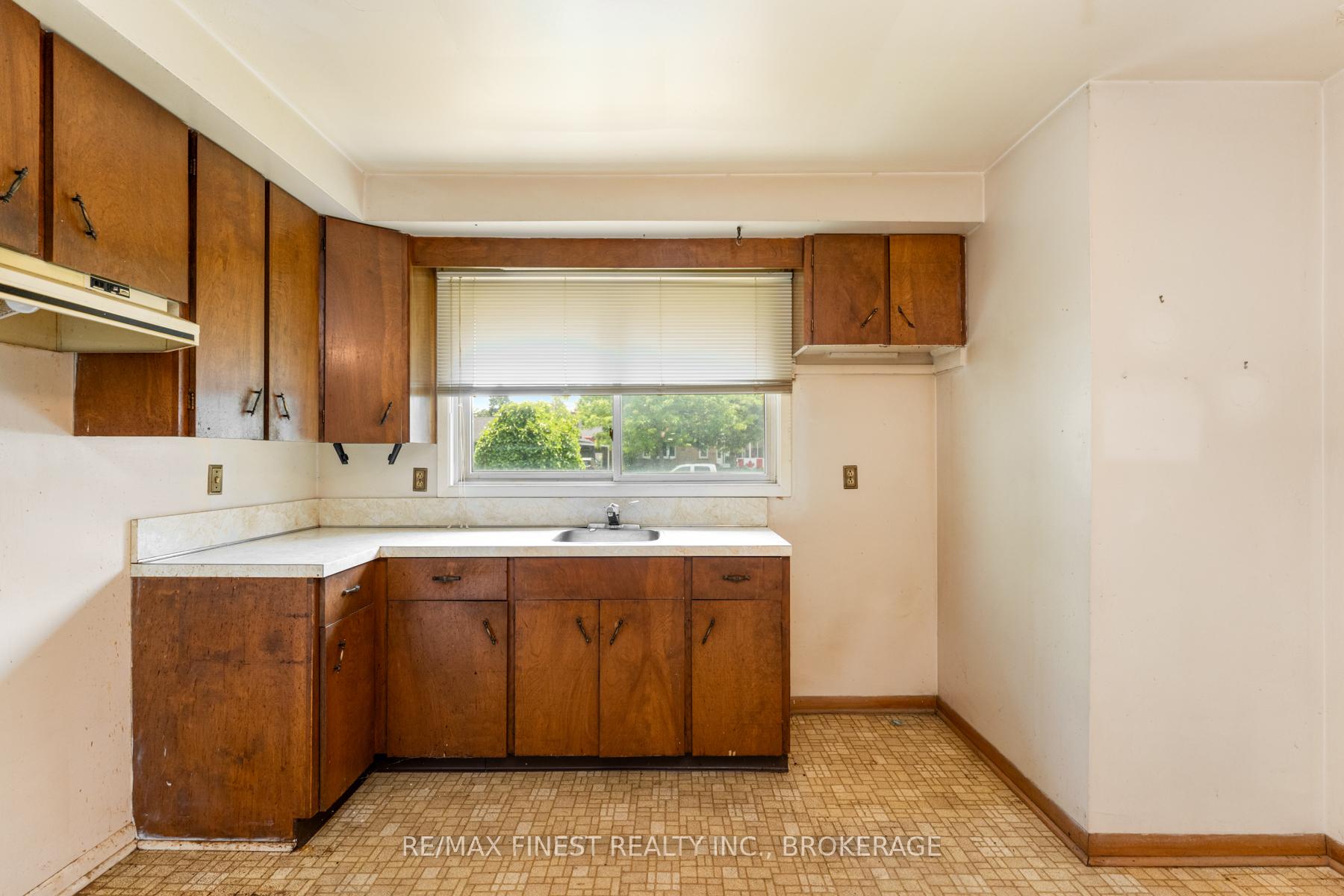 Photo 14 of 24 Holland Crescent, Kingston, Central City West — HOMEH