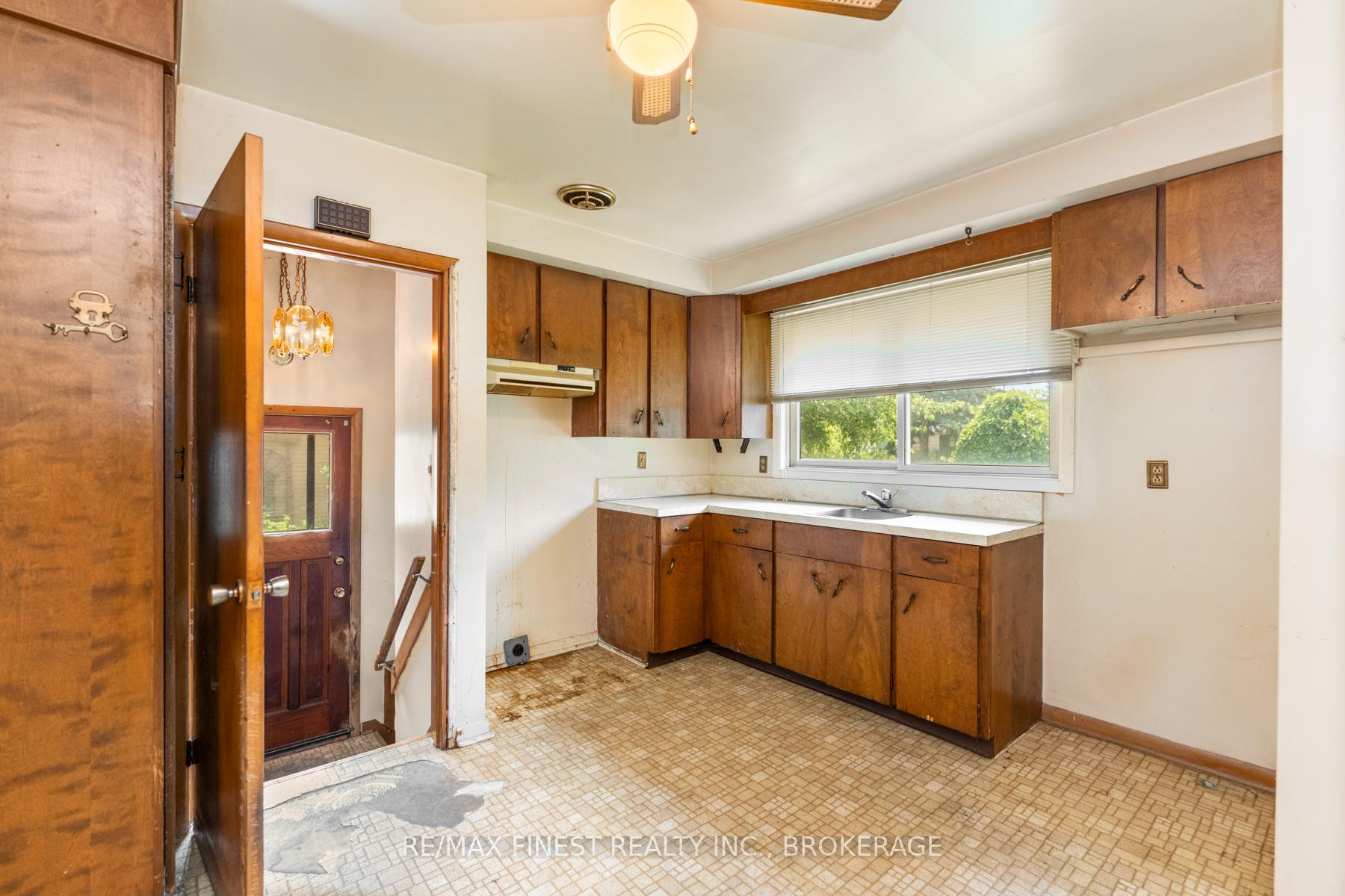 Photo 2 of 24 Holland Crescent, Kingston, Central City West — HOMEH