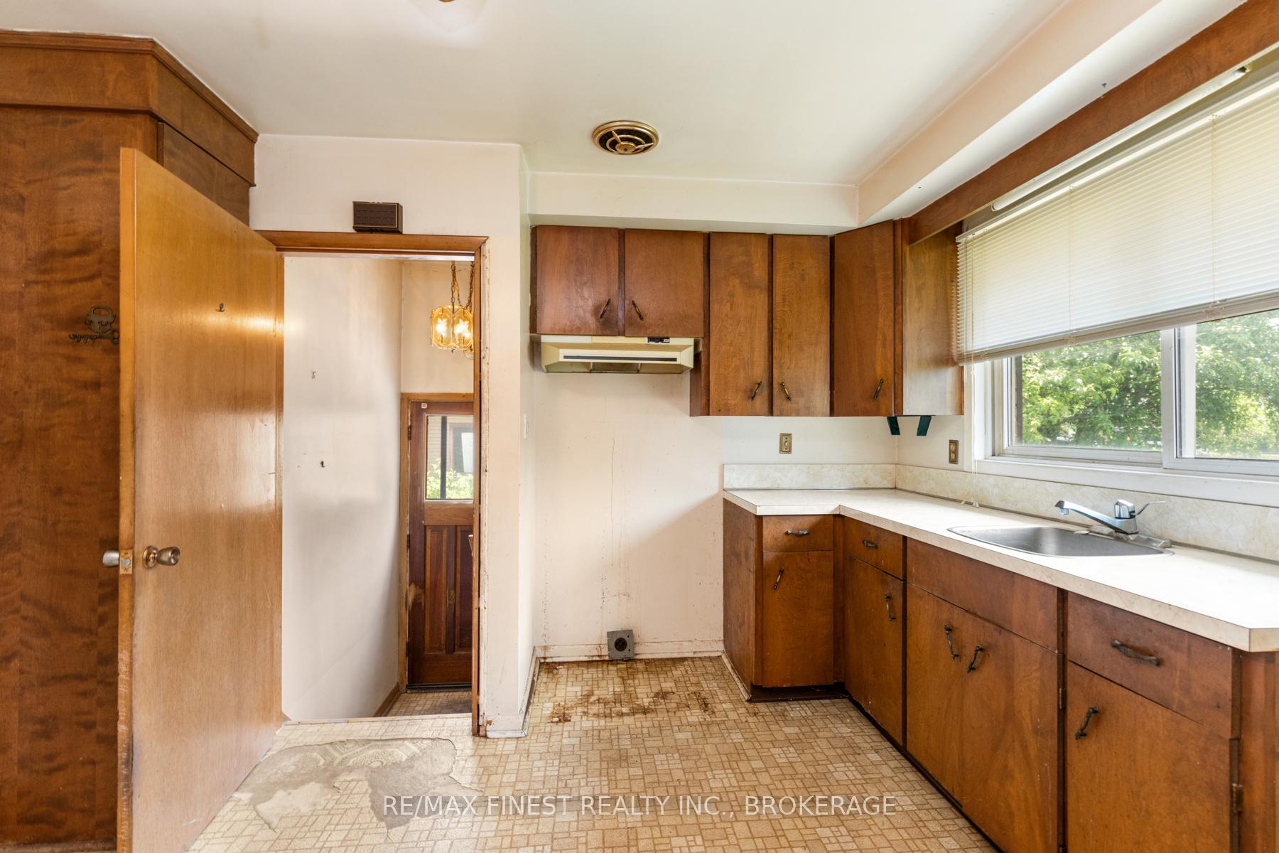 Photo 26 of 24 Holland Crescent, Kingston, Central City West — HOMEH