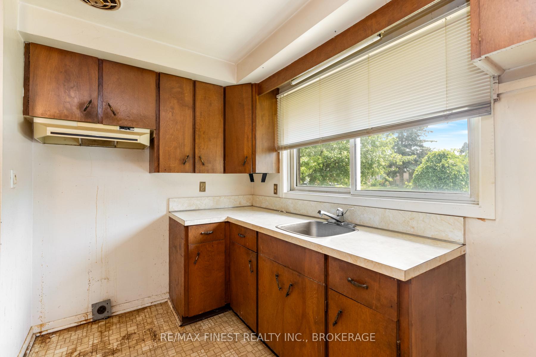 Photo 3 of 24 Holland Crescent, Kingston, Central City West — HOMEH