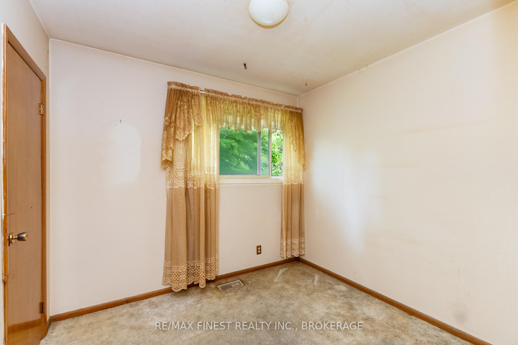 Photo 10 of 24 Holland Crescent, Kingston, Central City West — HOMEH