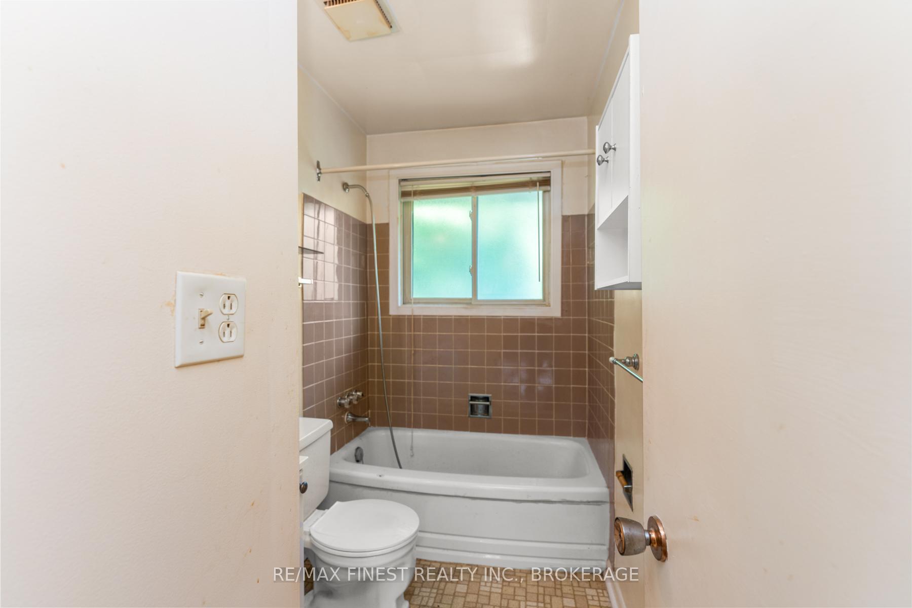 Photo 11 of 24 Holland Crescent, Kingston, Central City West — HOMEH