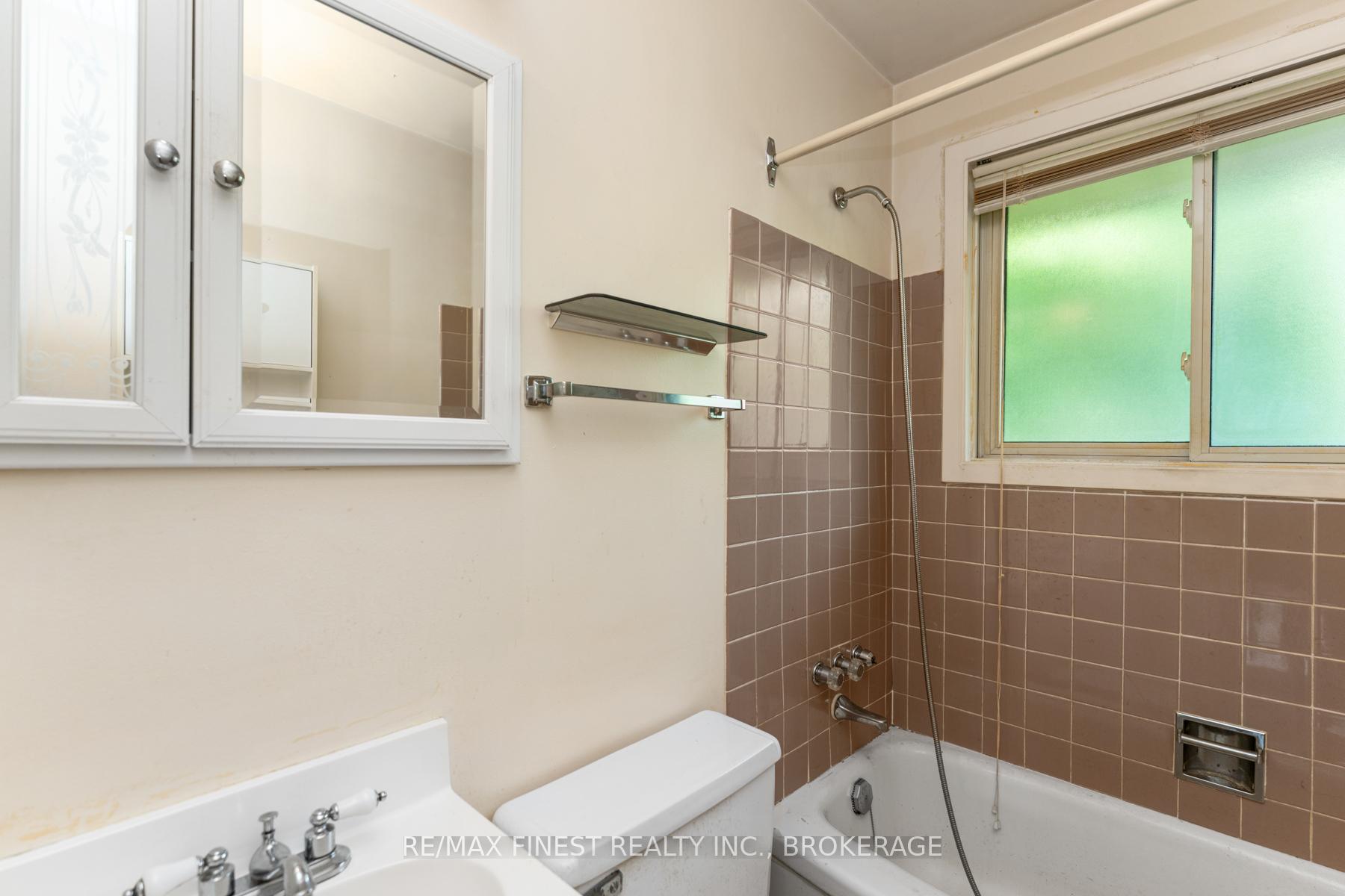 Photo 25 of 24 Holland Crescent, Kingston, Central City West — HOMEH