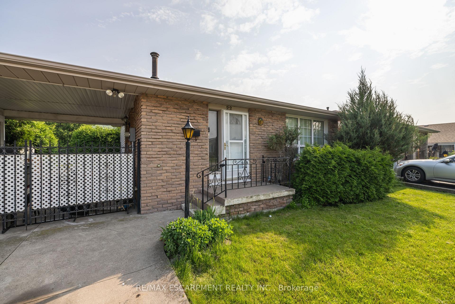 Photo 2 of 22 Glen Castle Drive, Hamilton, Stoney Creek — HOMEH