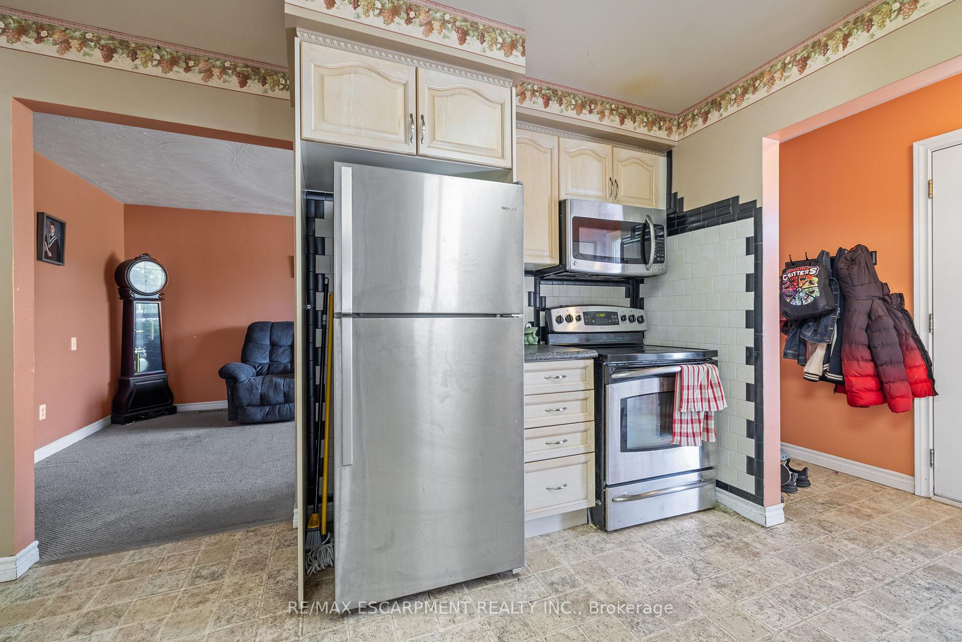 Photo 6 of 22 Glen Castle Drive, Hamilton, Stoney Creek — HOMEH