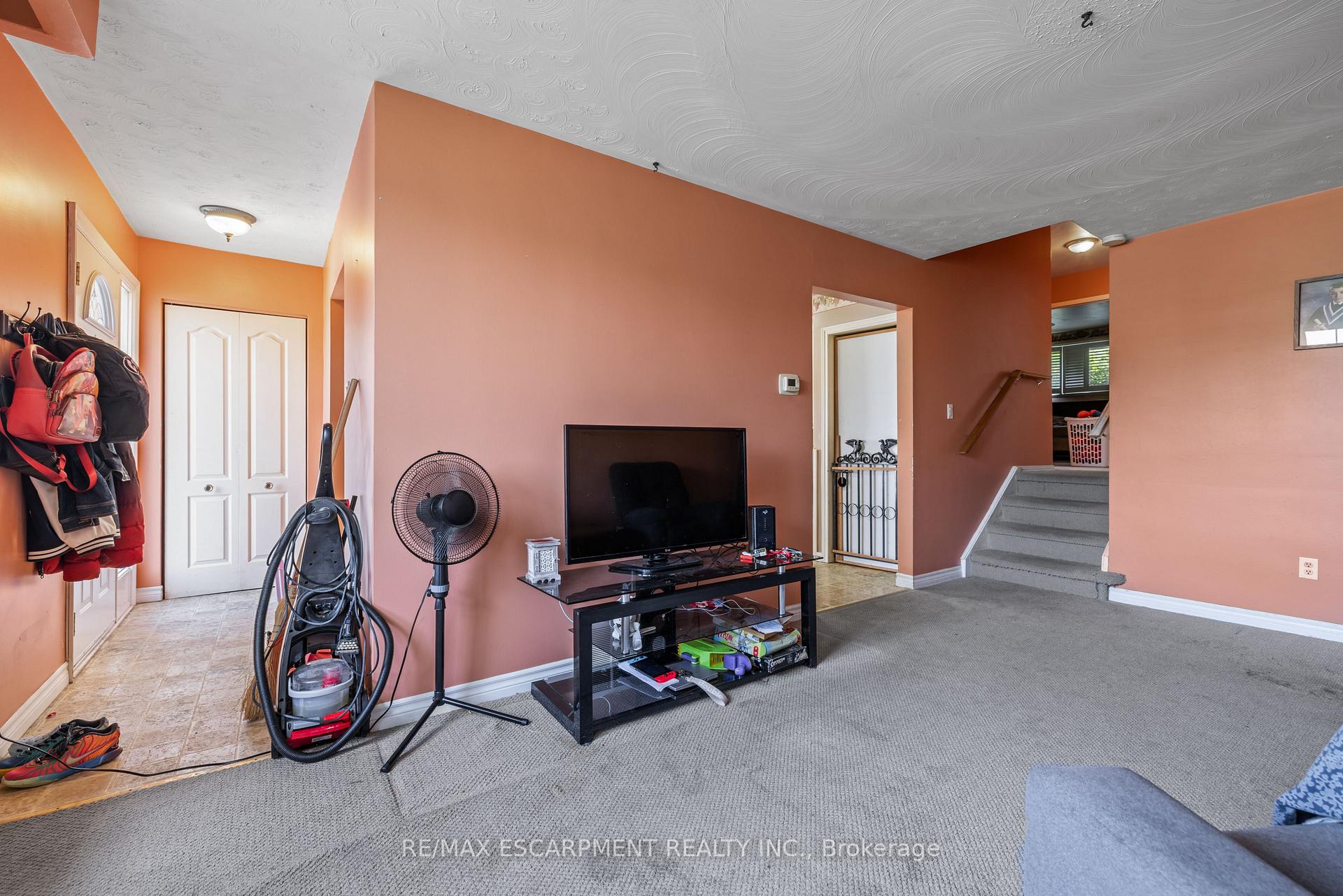 Photo 4 of 22 Glen Castle Drive, Hamilton, Stoney Creek — HOMEH