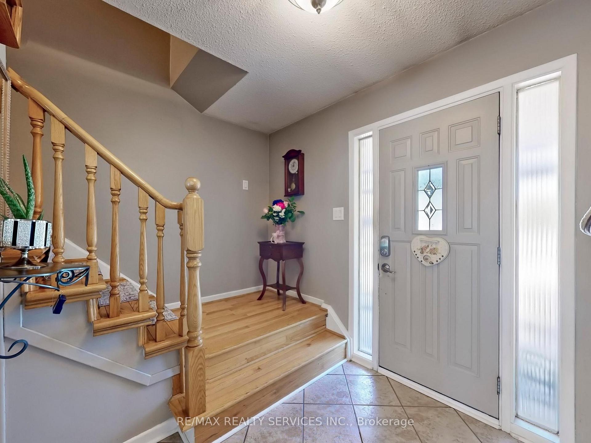 Photo 4 of 90 Jill Crescent, Brampton, Northgate — HOMEH