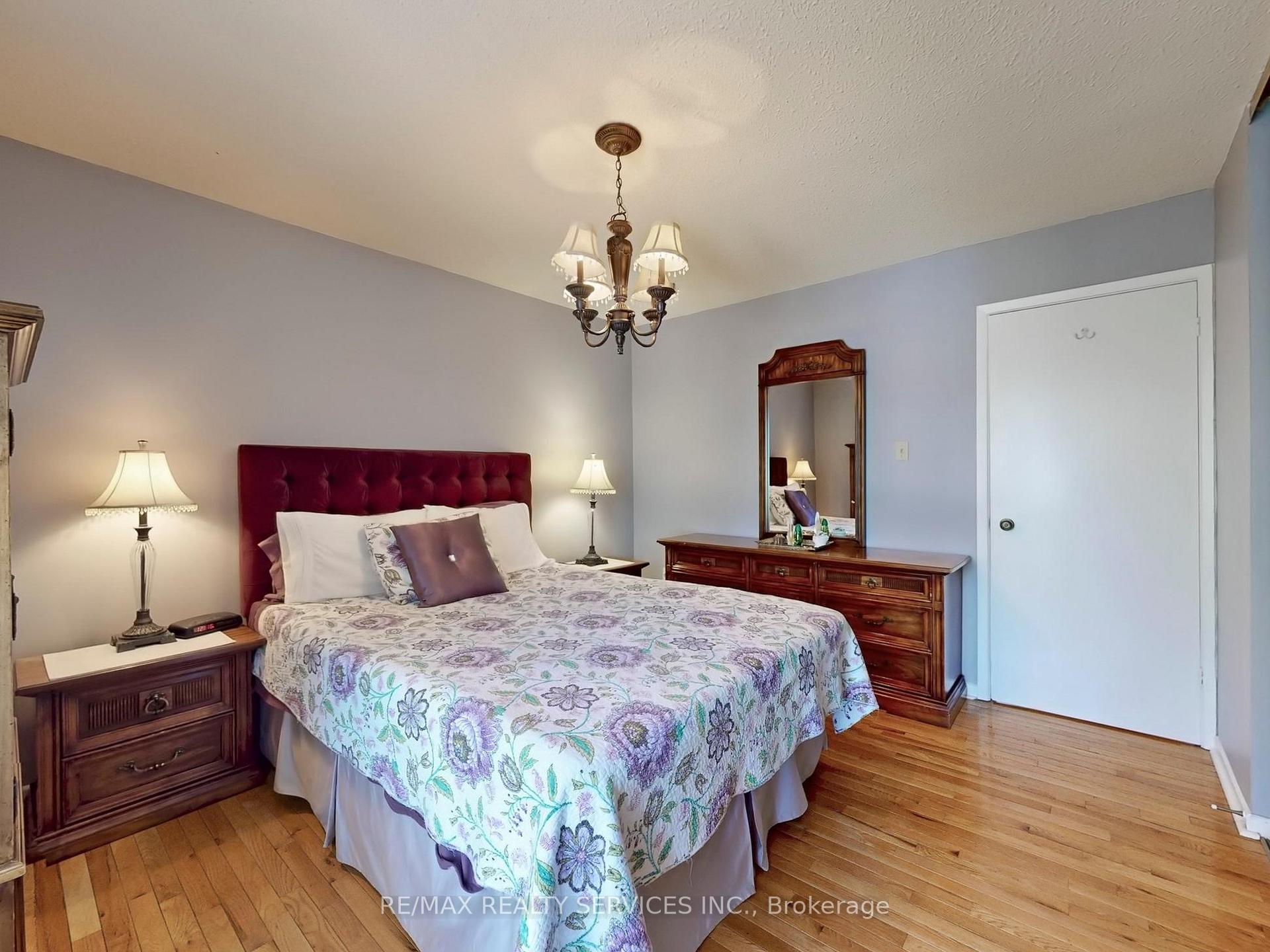 Photo 11 of 90 Jill Crescent, Brampton, Northgate — HOMEH