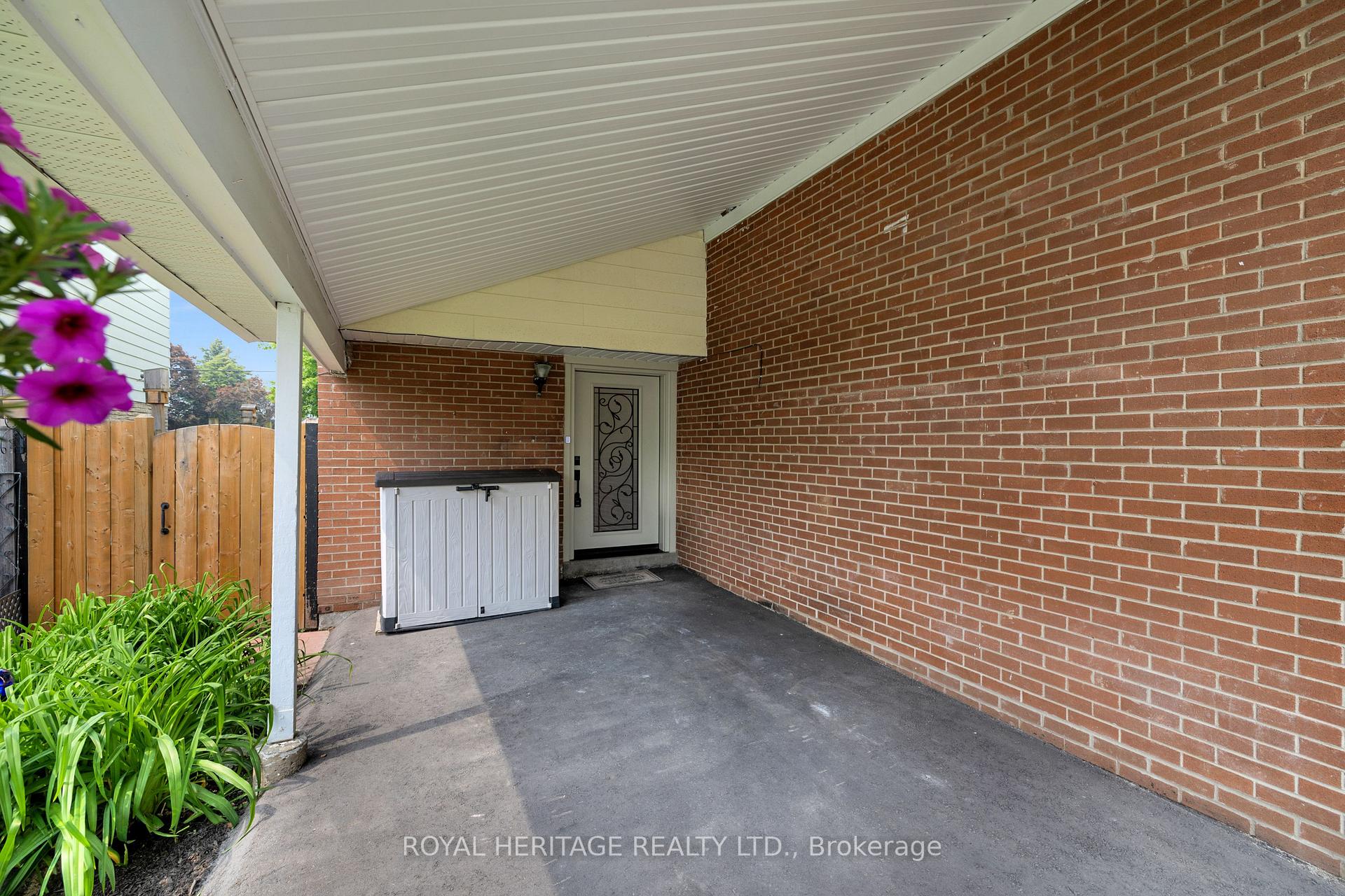Photo 6 of 557 Berwick Crescent, Oshawa, McLaughlin — HOMEH