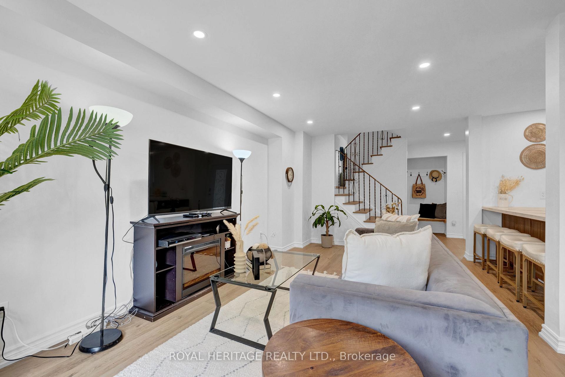 Photo 10 of 557 Berwick Crescent, Oshawa, McLaughlin — HOMEH