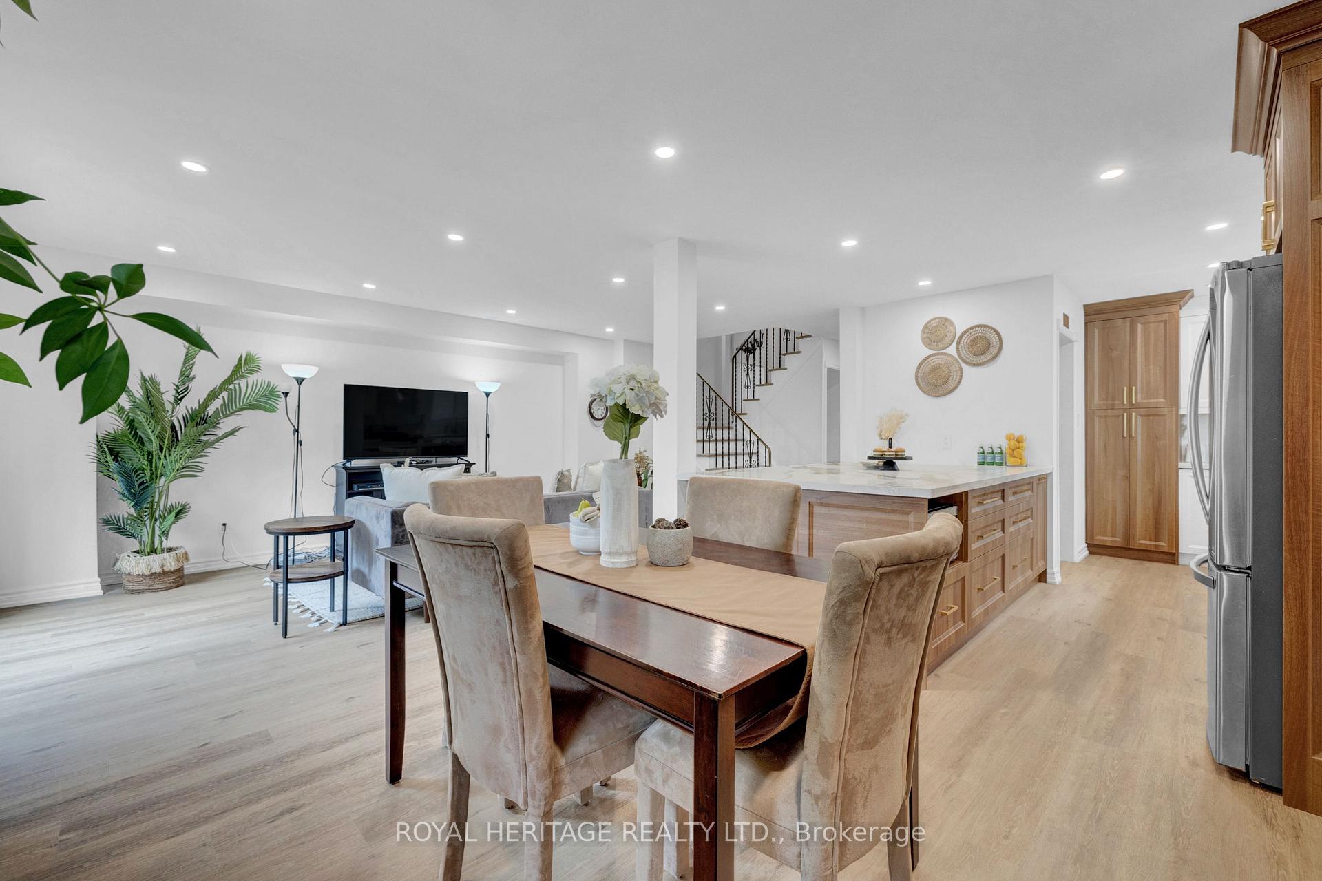 Photo 11 of 557 Berwick Crescent, Oshawa, McLaughlin — HOMEH