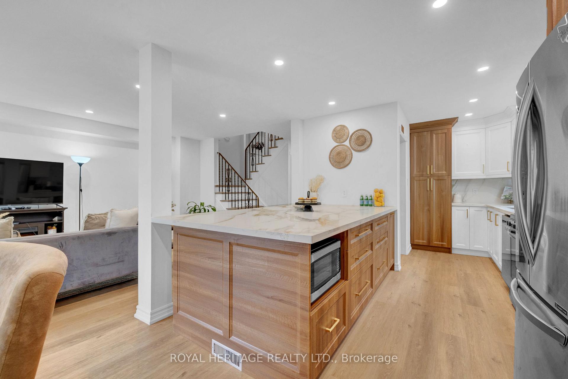 Photo 7 of 557 Berwick Crescent, Oshawa, McLaughlin — HOMEH