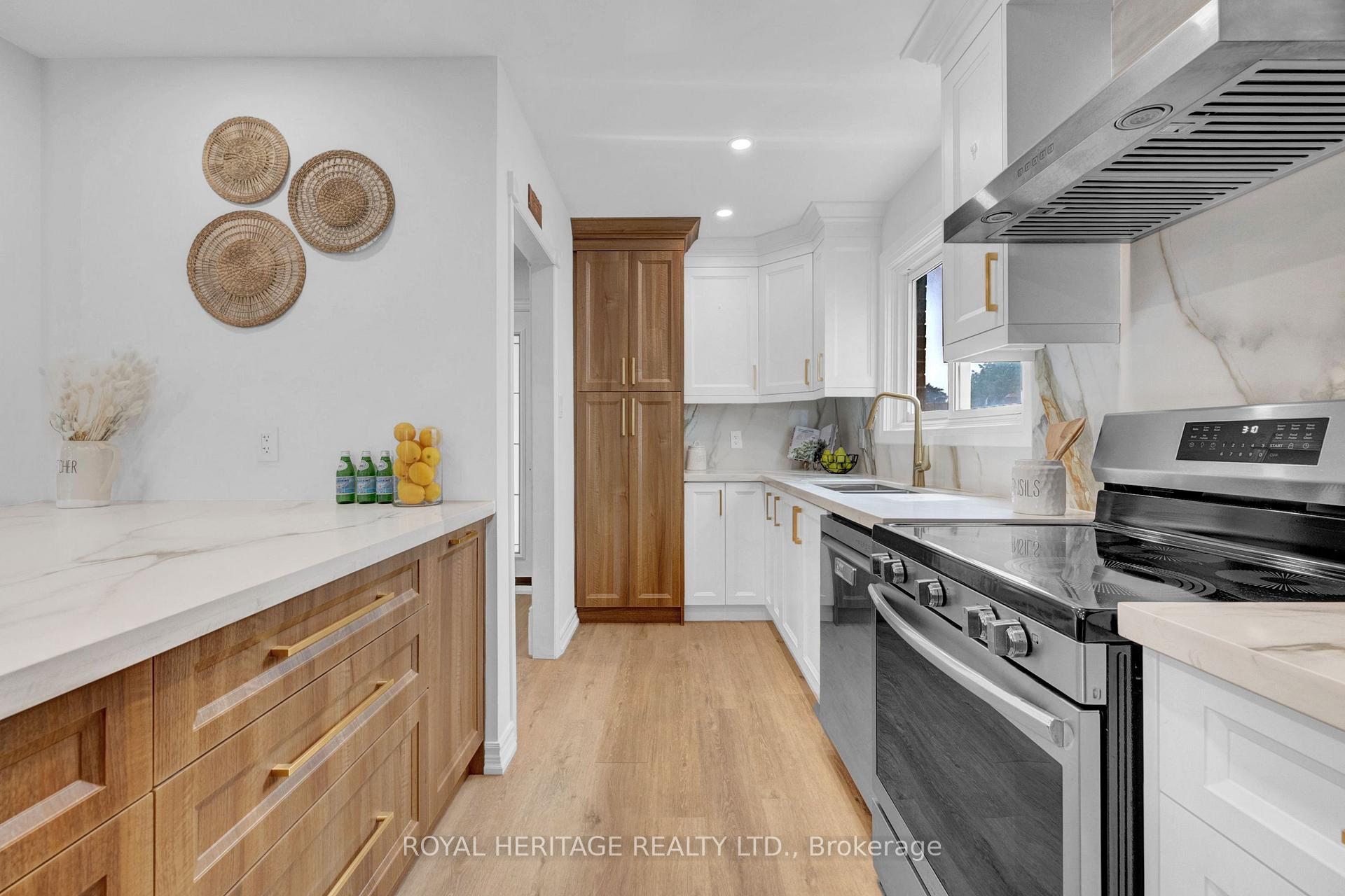 Photo 9 of 557 Berwick Crescent, Oshawa, McLaughlin — HOMEH