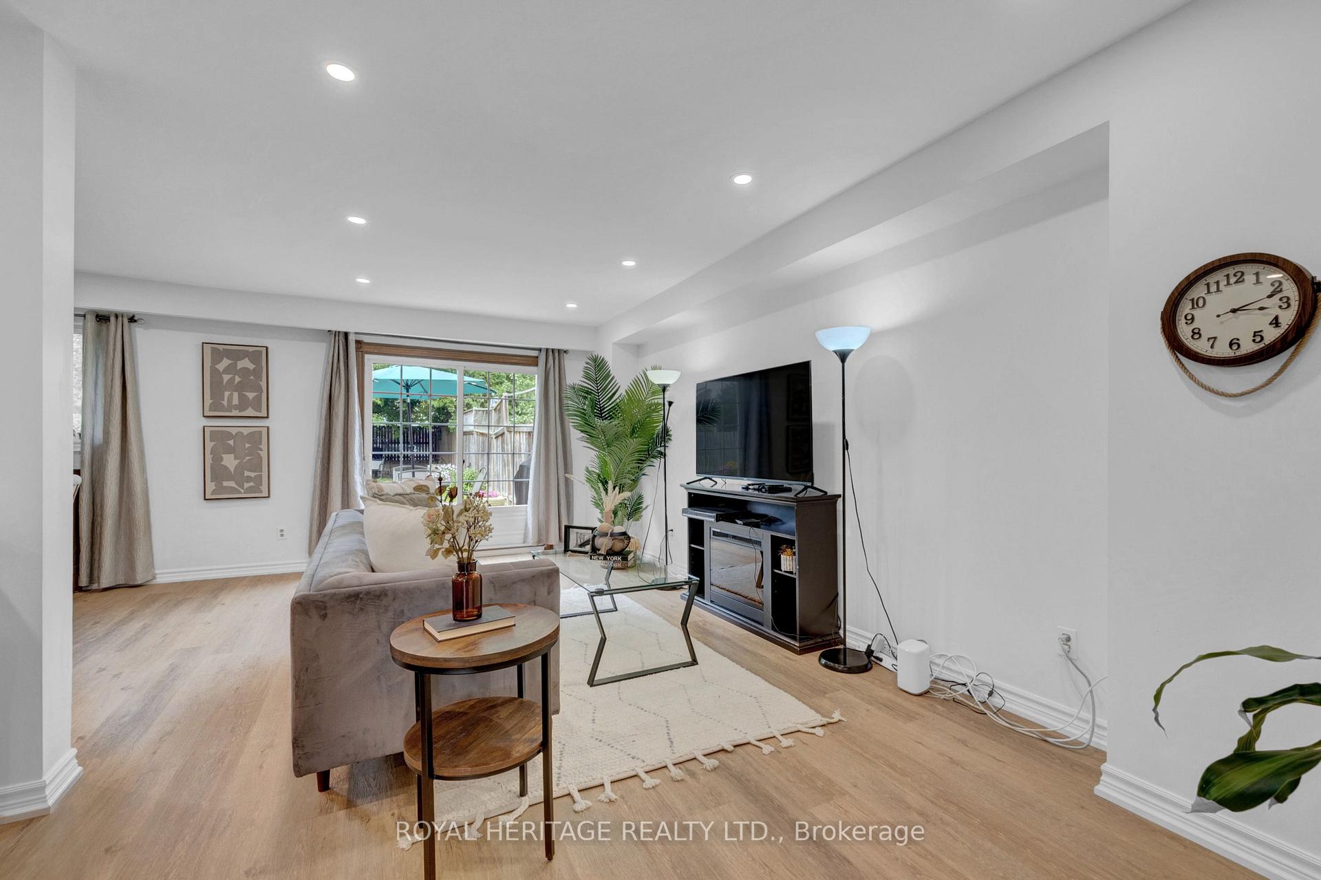 Photo 15 of 557 Berwick Crescent, Oshawa, McLaughlin — HOMEH