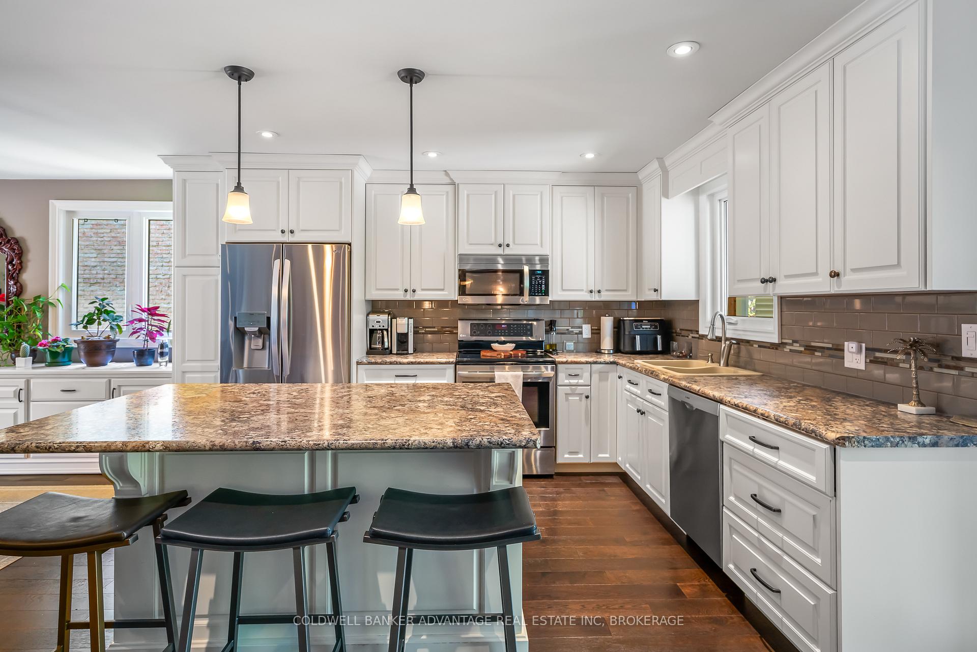 Photo 5 of 22 Vinemount Drive, Pelham, Fonthill — HOMEH