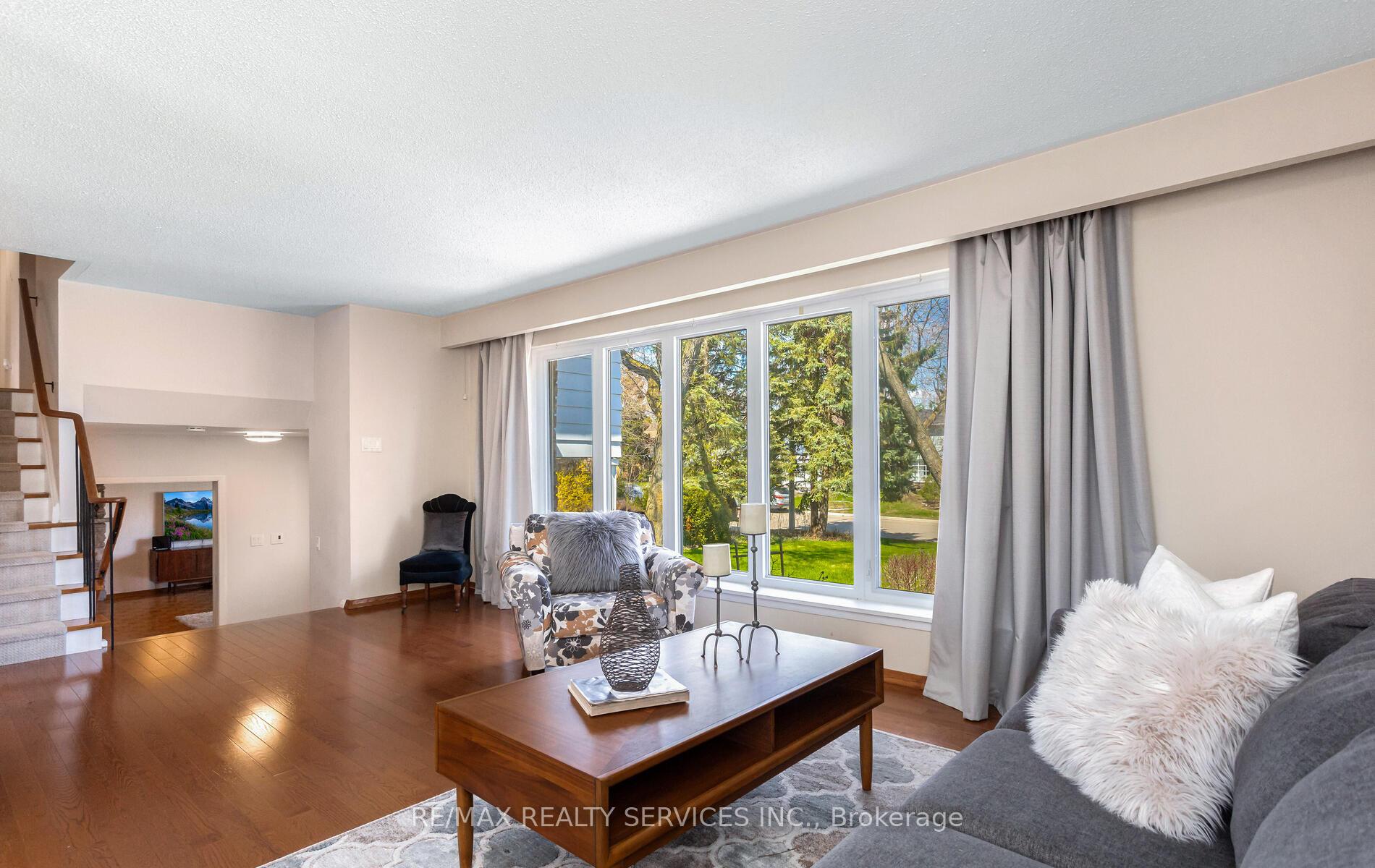 Photo 9 of 4 Richmond Drive, Brampton, Brampton East — HOMEH