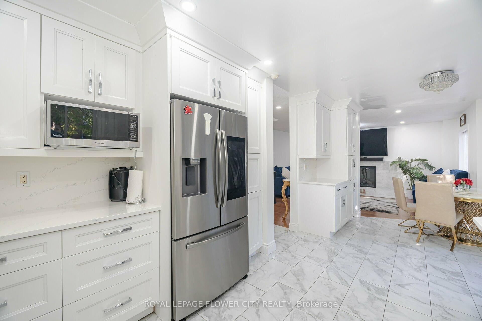 Photo 4 of 35 Jones Drive, Barrie, Grove East — HOMEH
