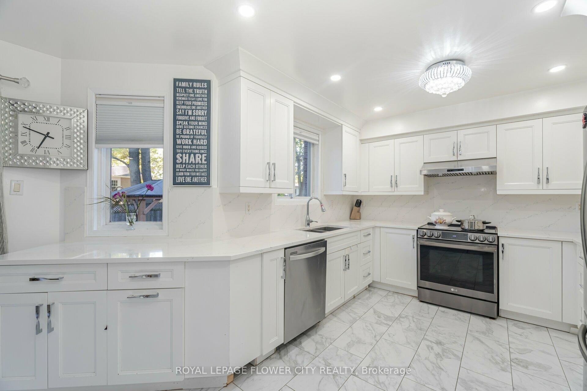 Photo 5 of 35 Jones Drive, Barrie, Grove East — HOMEH