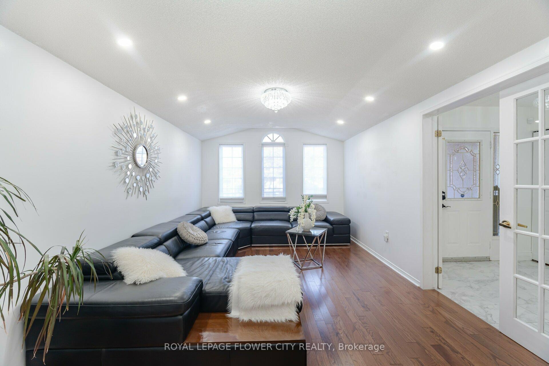 Photo 8 of 35 Jones Drive, Barrie, Grove East — HOMEH