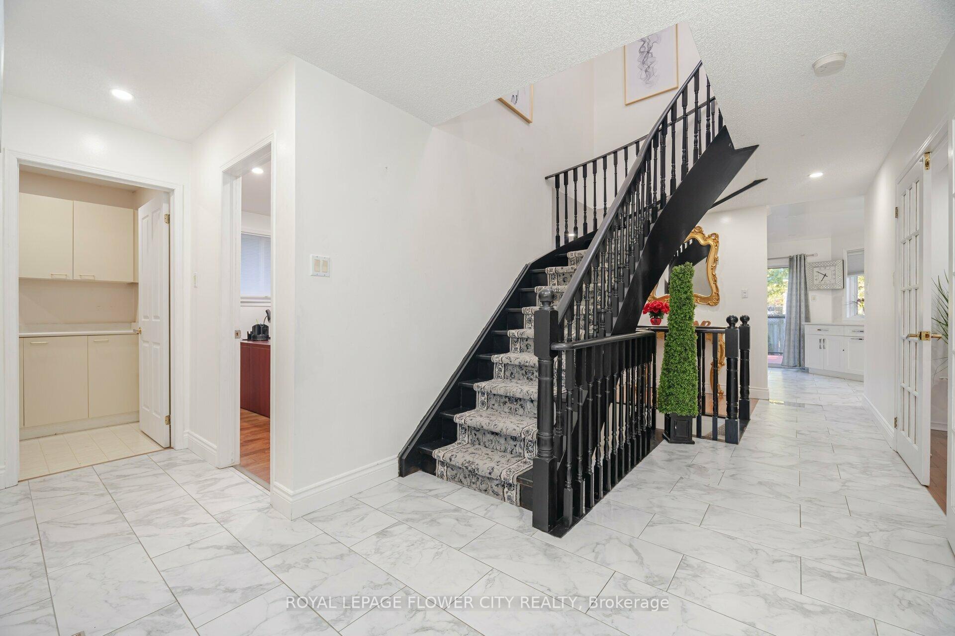Photo 16 of 35 Jones Drive, Barrie, Grove East — HOMEH