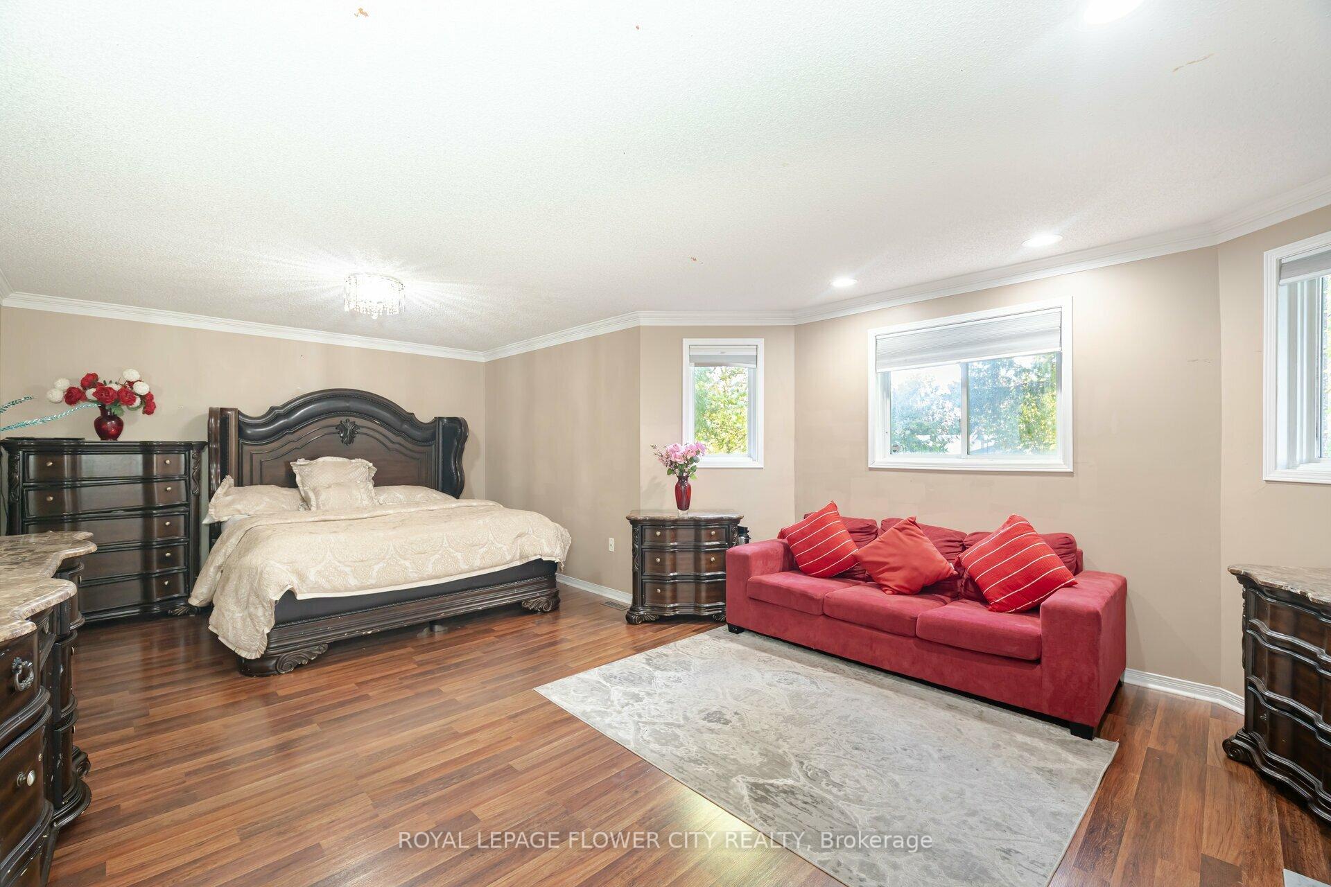 Photo 12 of 35 Jones Drive, Barrie, Grove East — HOMEH