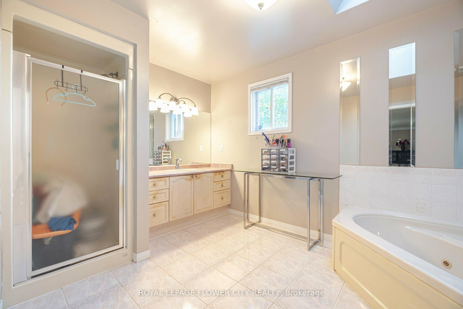 Photo 13 of 35 Jones Drive, Barrie, Grove East — HOMEH
