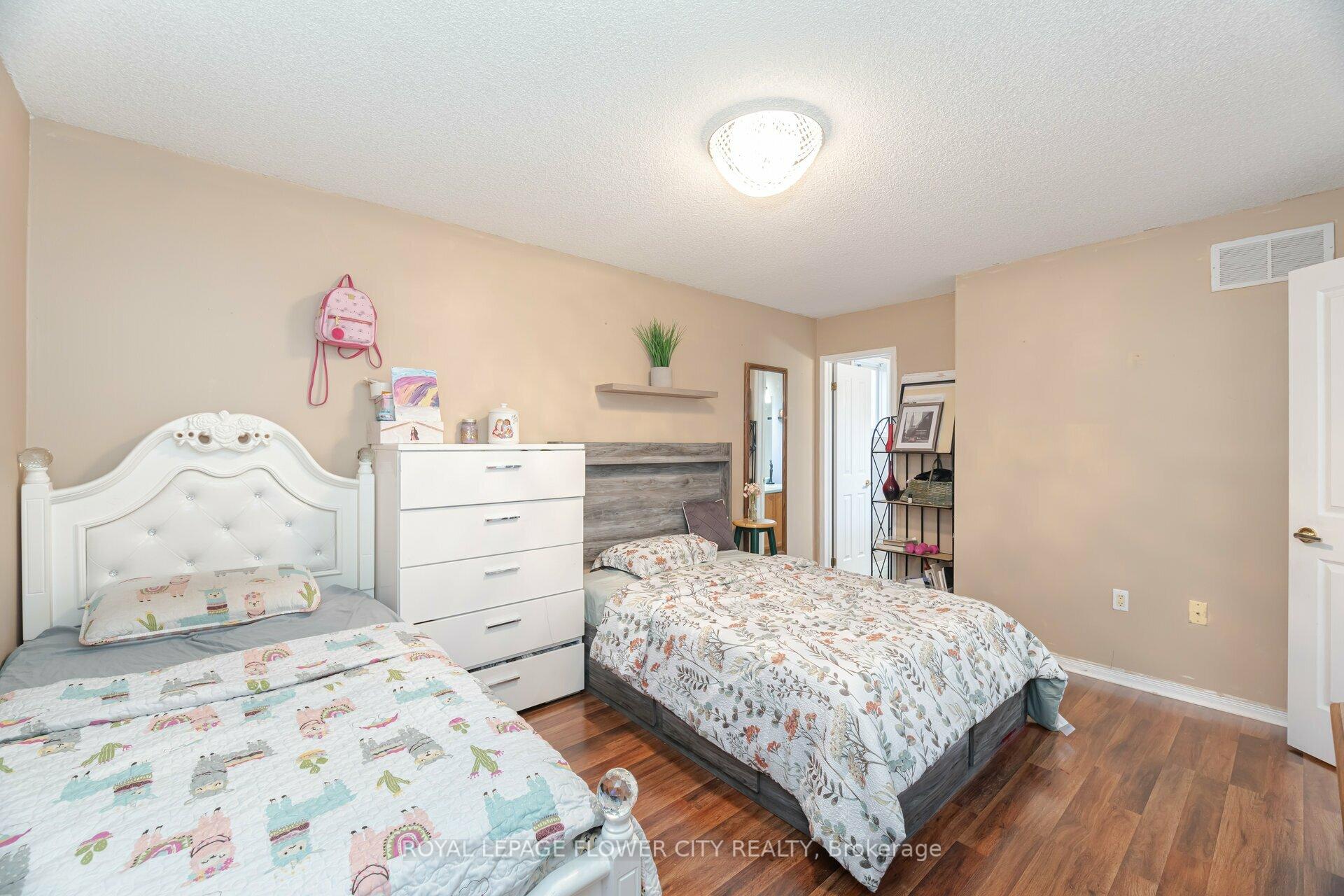 Photo 20 of 35 Jones Drive, Barrie, Grove East — HOMEH