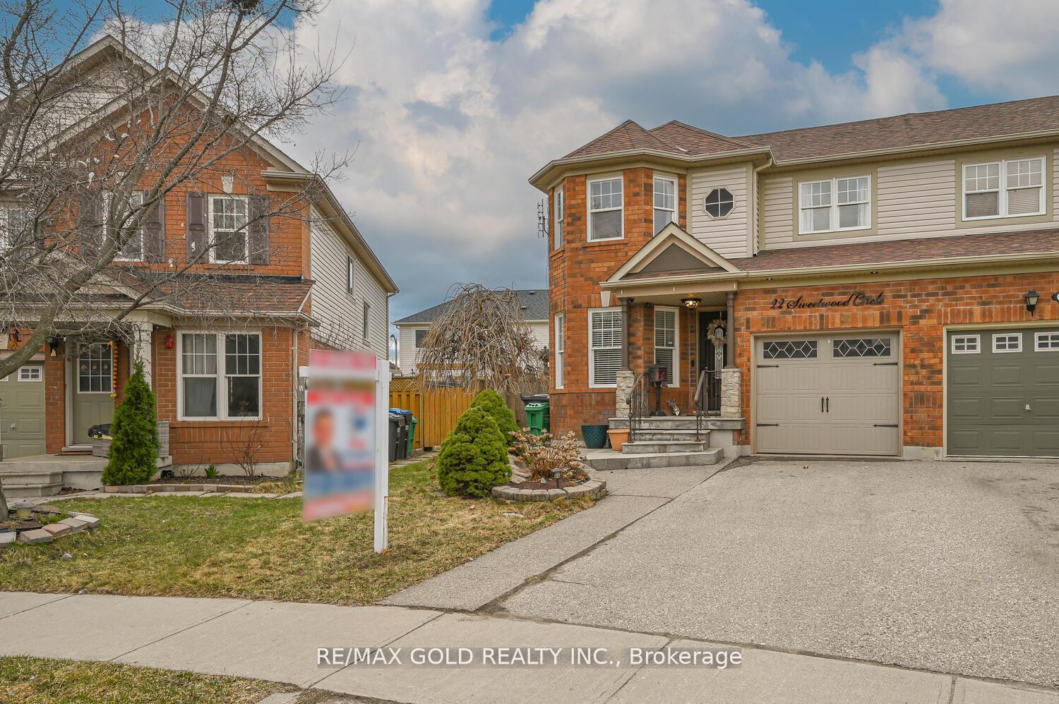Photo 2 of 22 Sweetwood Circle, Brampton, Fletcher's Meadow — HOMEH