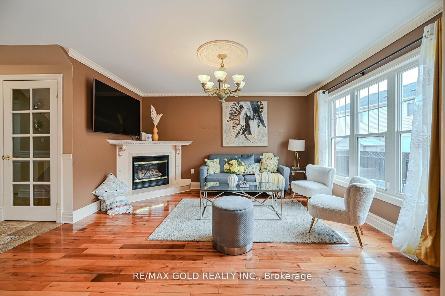 Photo 9 of 22 Sweetwood Circle, Brampton, Fletcher's Meadow — HOMEH