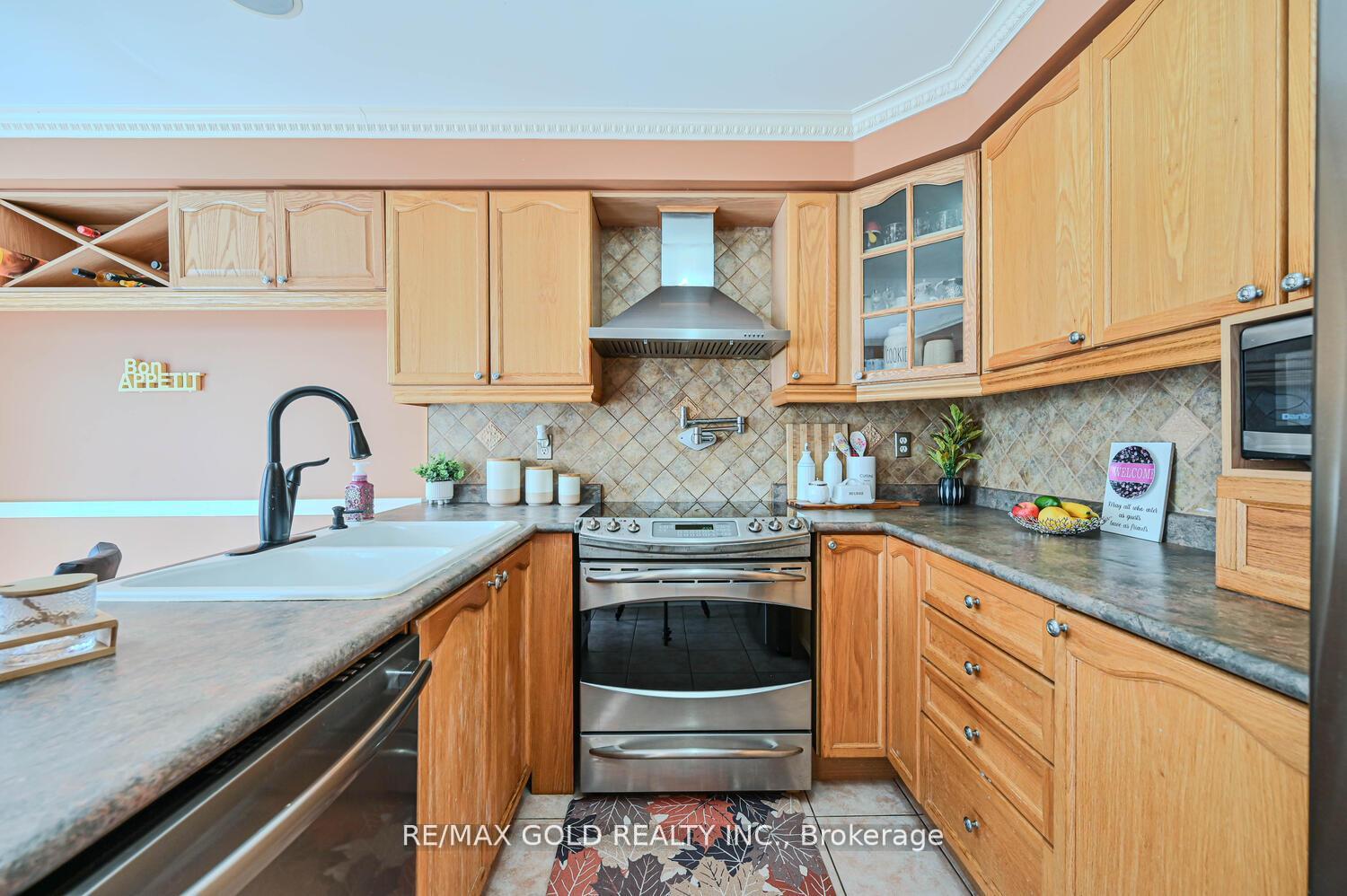 Photo 13 of 22 Sweetwood Circle, Brampton, Fletcher's Meadow — HOMEH