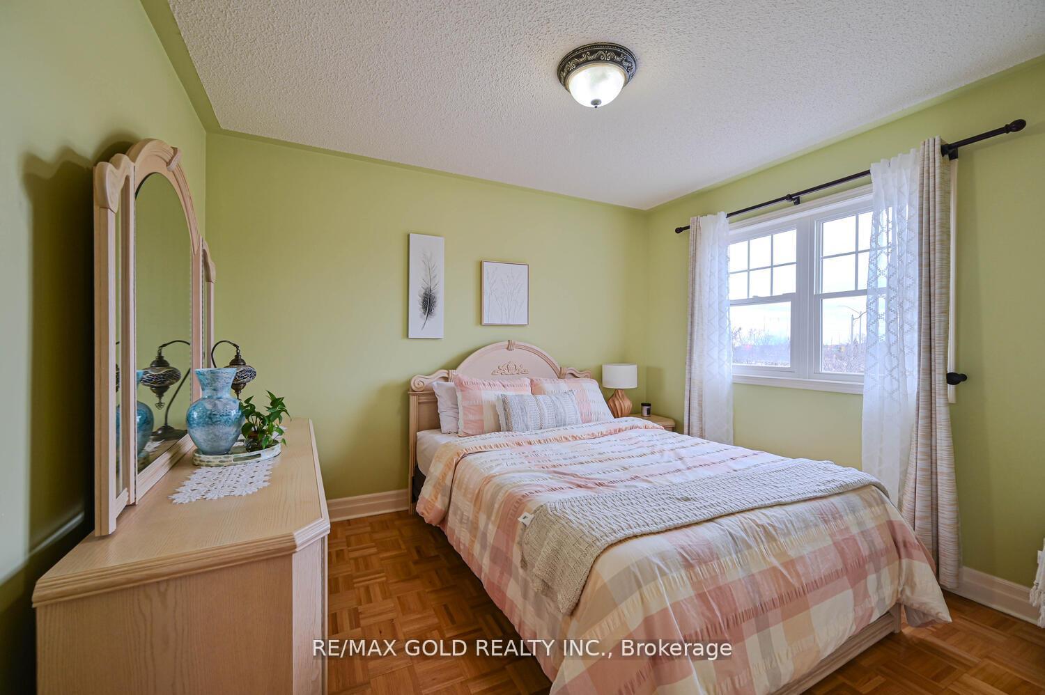 Photo 27 of 22 Sweetwood Circle, Brampton, Fletcher's Meadow — HOMEH