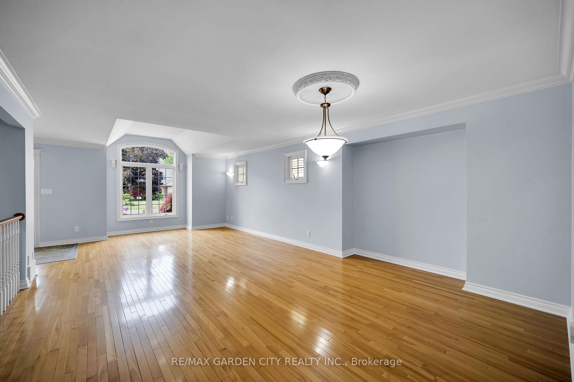 Photo 2 of 34 Timber Lane, St. Catharines, Lakeport — HOMEH