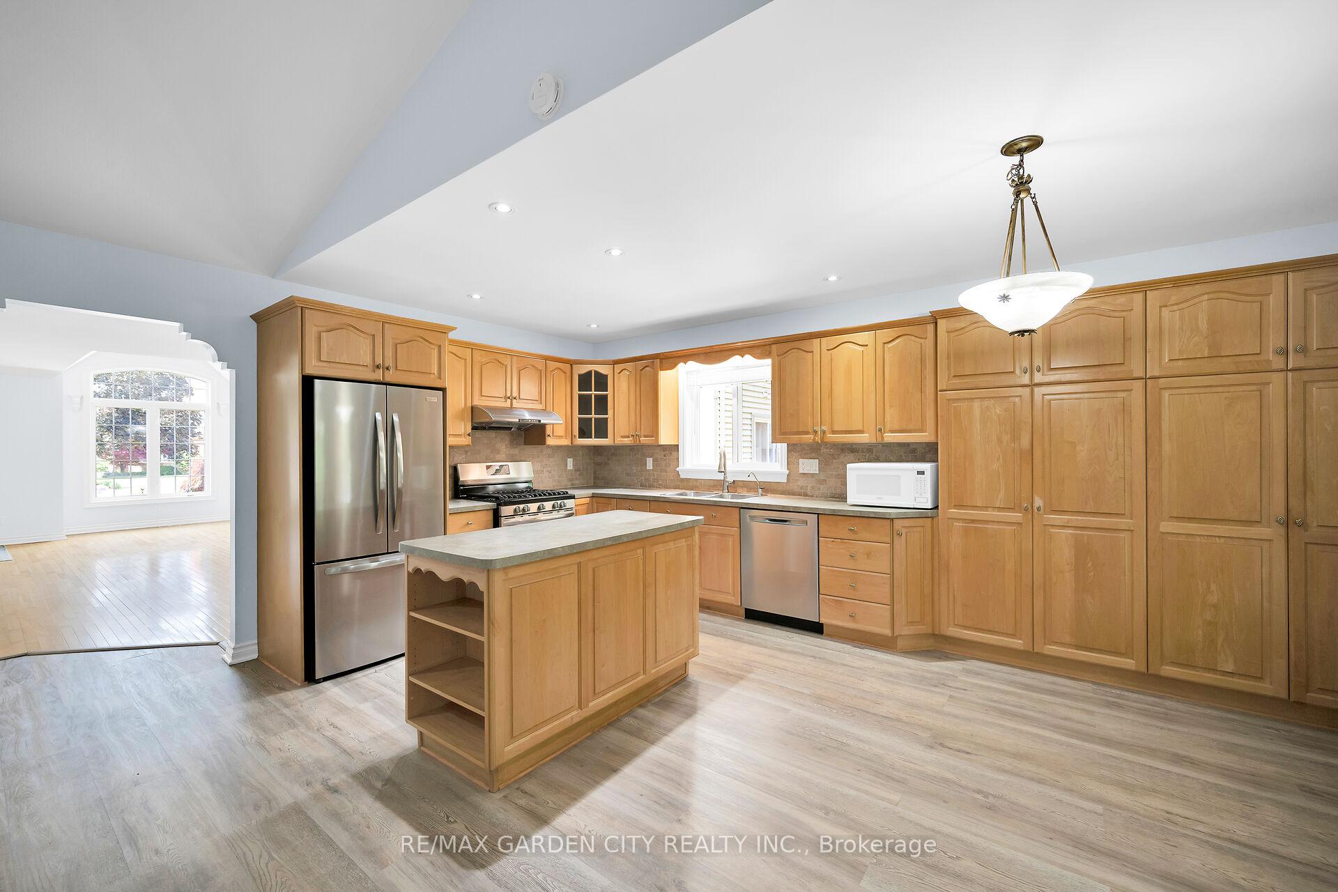 Photo 5 of 34 Timber Lane, St. Catharines, Lakeport — HOMEH