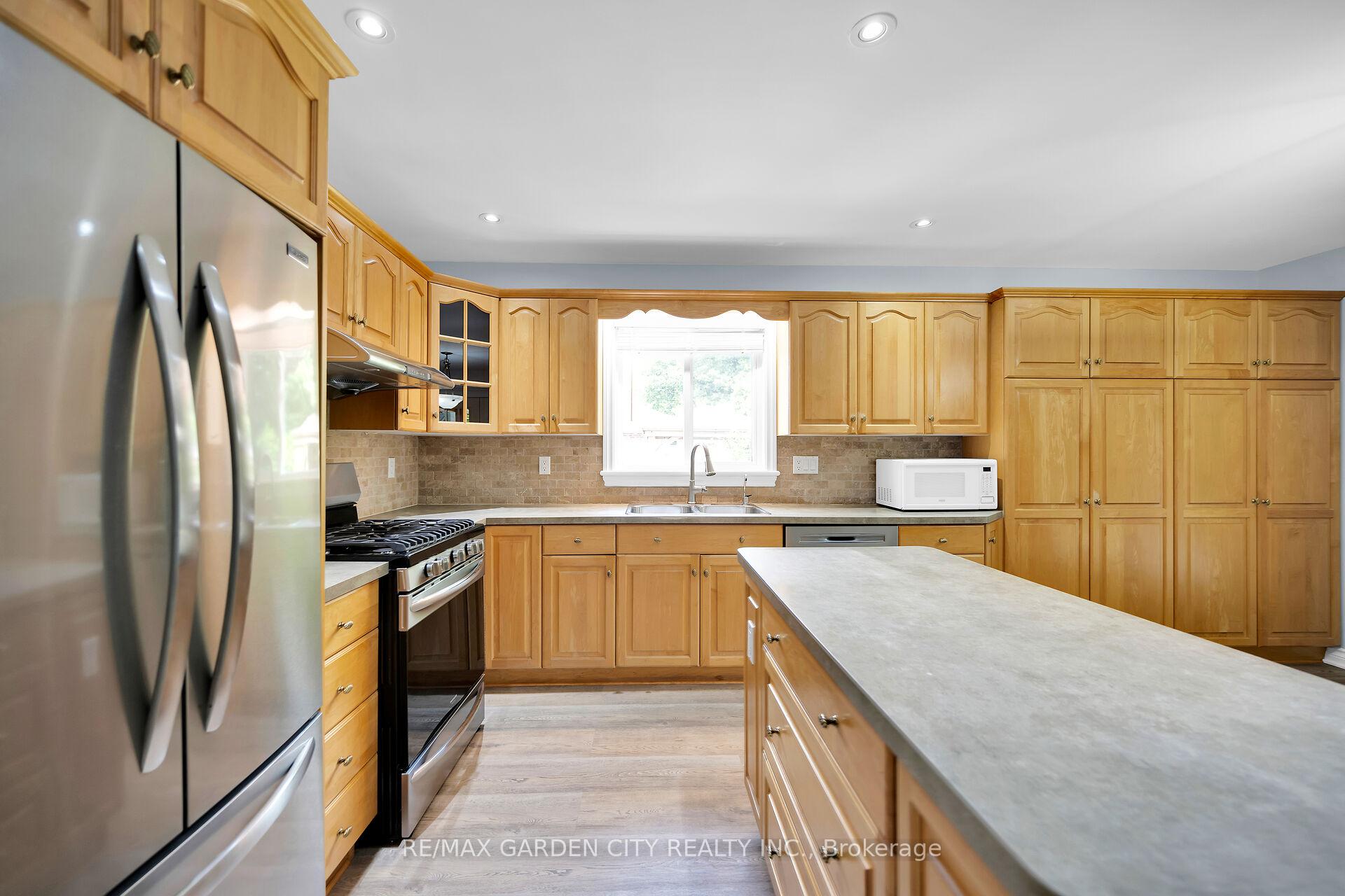 Photo 4 of 34 Timber Lane, St. Catharines, Lakeport — HOMEH