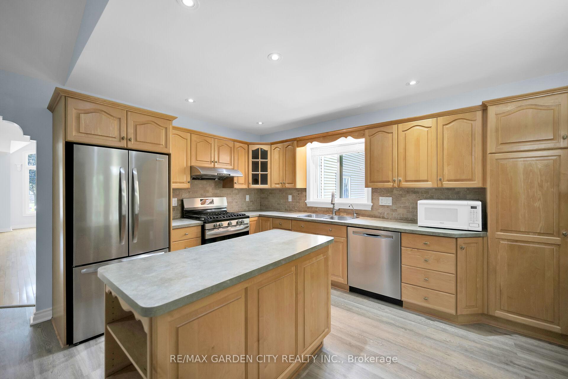 Photo 8 of 34 Timber Lane, St. Catharines, Lakeport — HOMEH