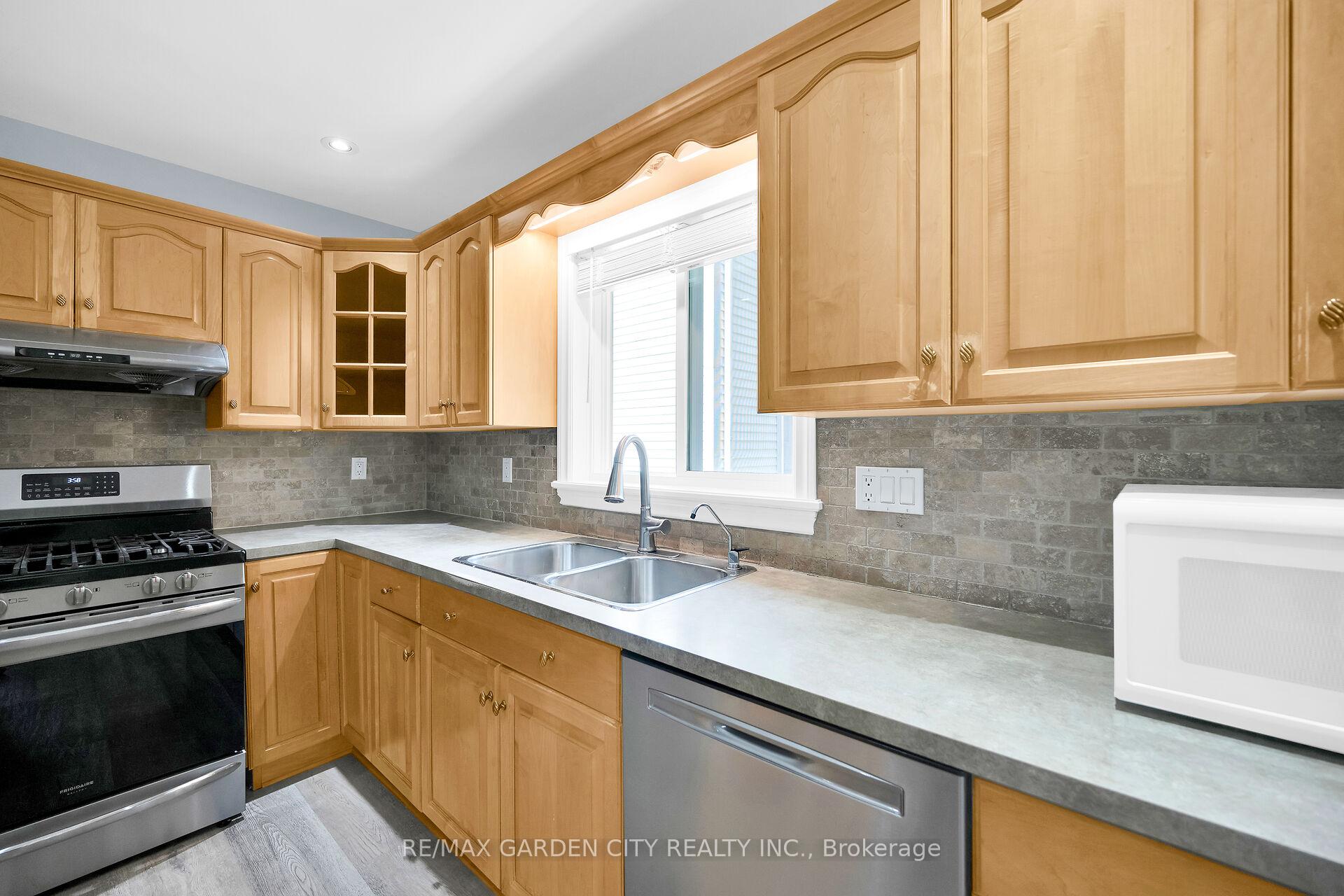 Photo 12 of 34 Timber Lane, St. Catharines, Lakeport — HOMEH