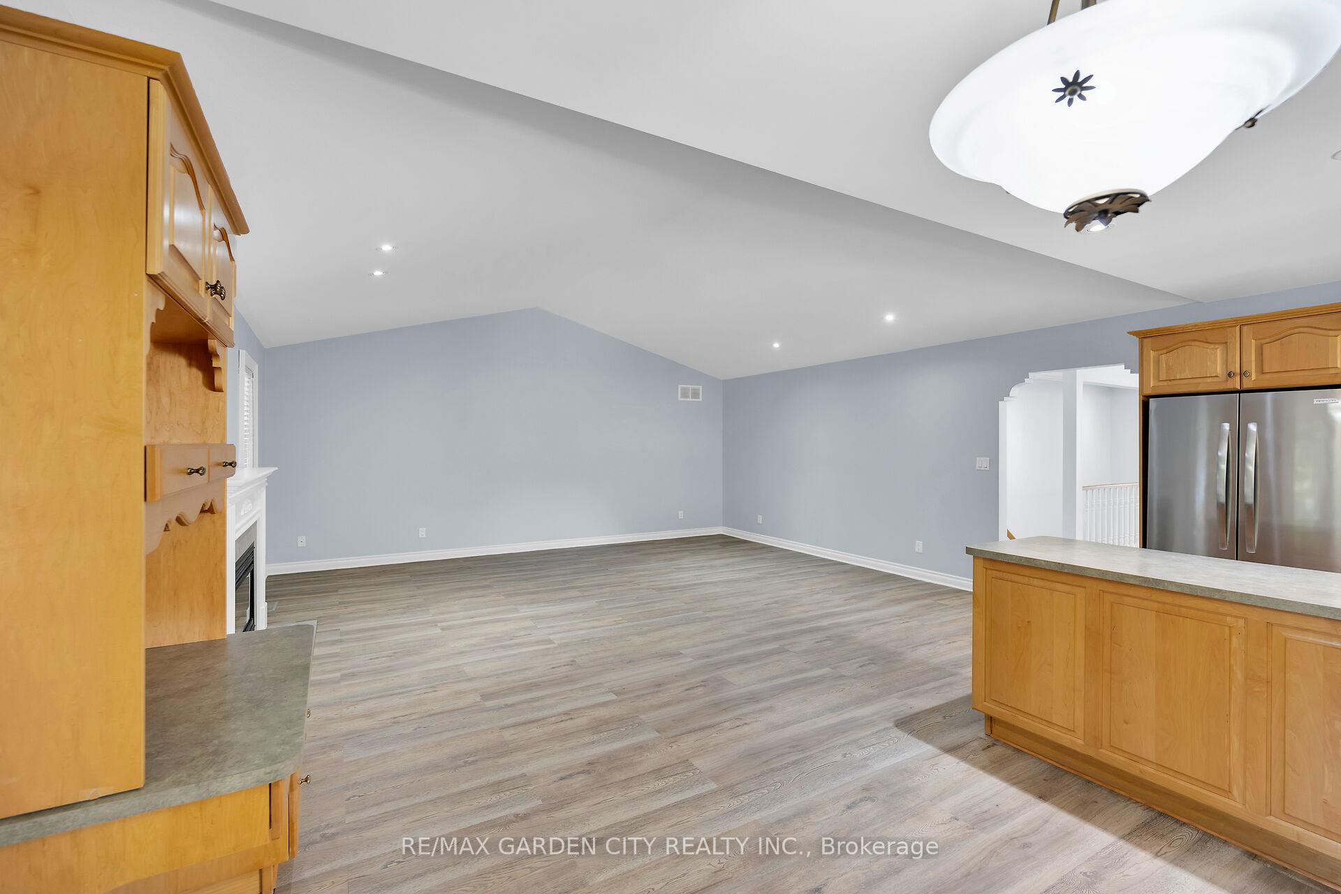 Photo 9 of 34 Timber Lane, St. Catharines, Lakeport — HOMEH