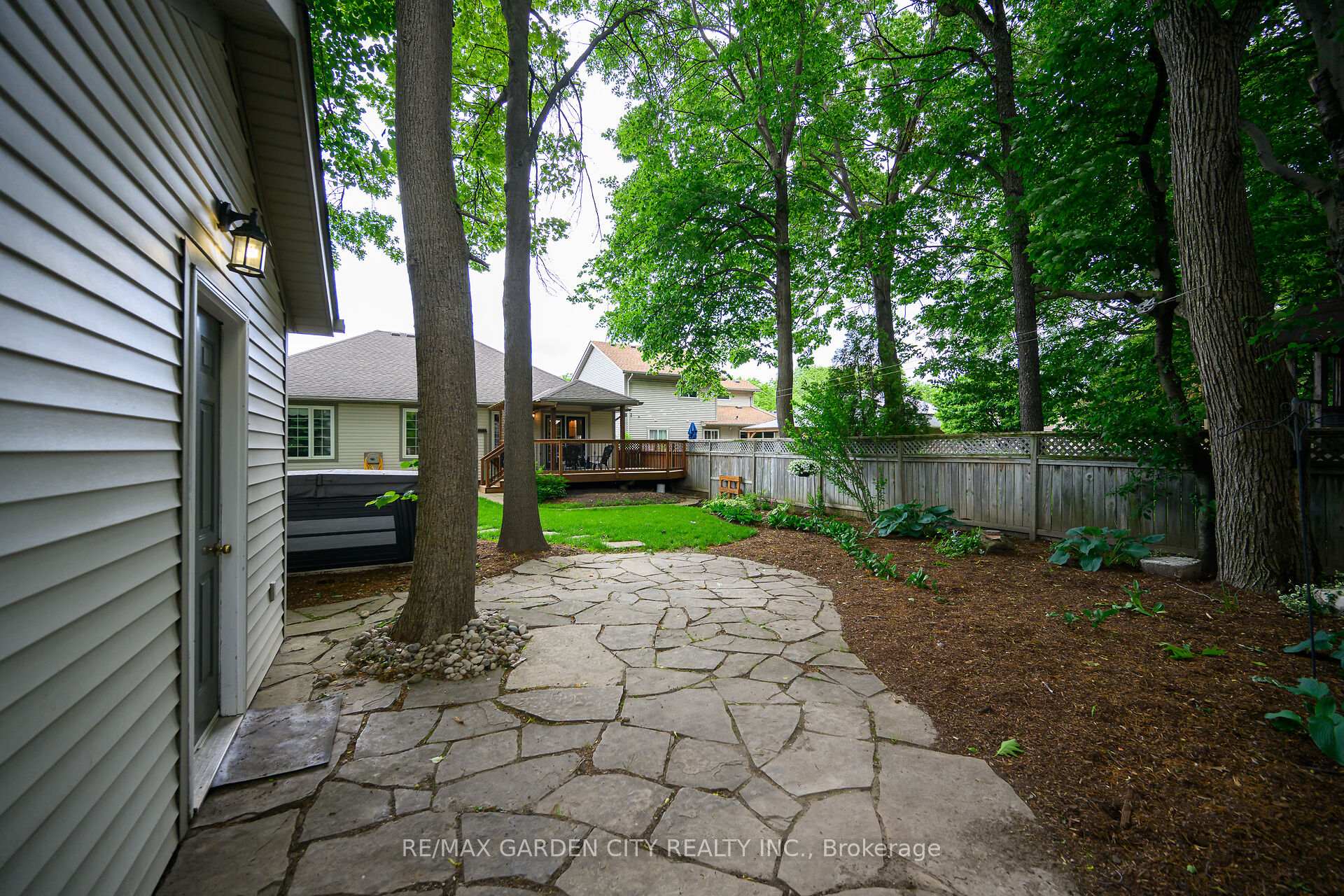 Photo 33 of 34 Timber Lane, St. Catharines, Lakeport — HOMEH