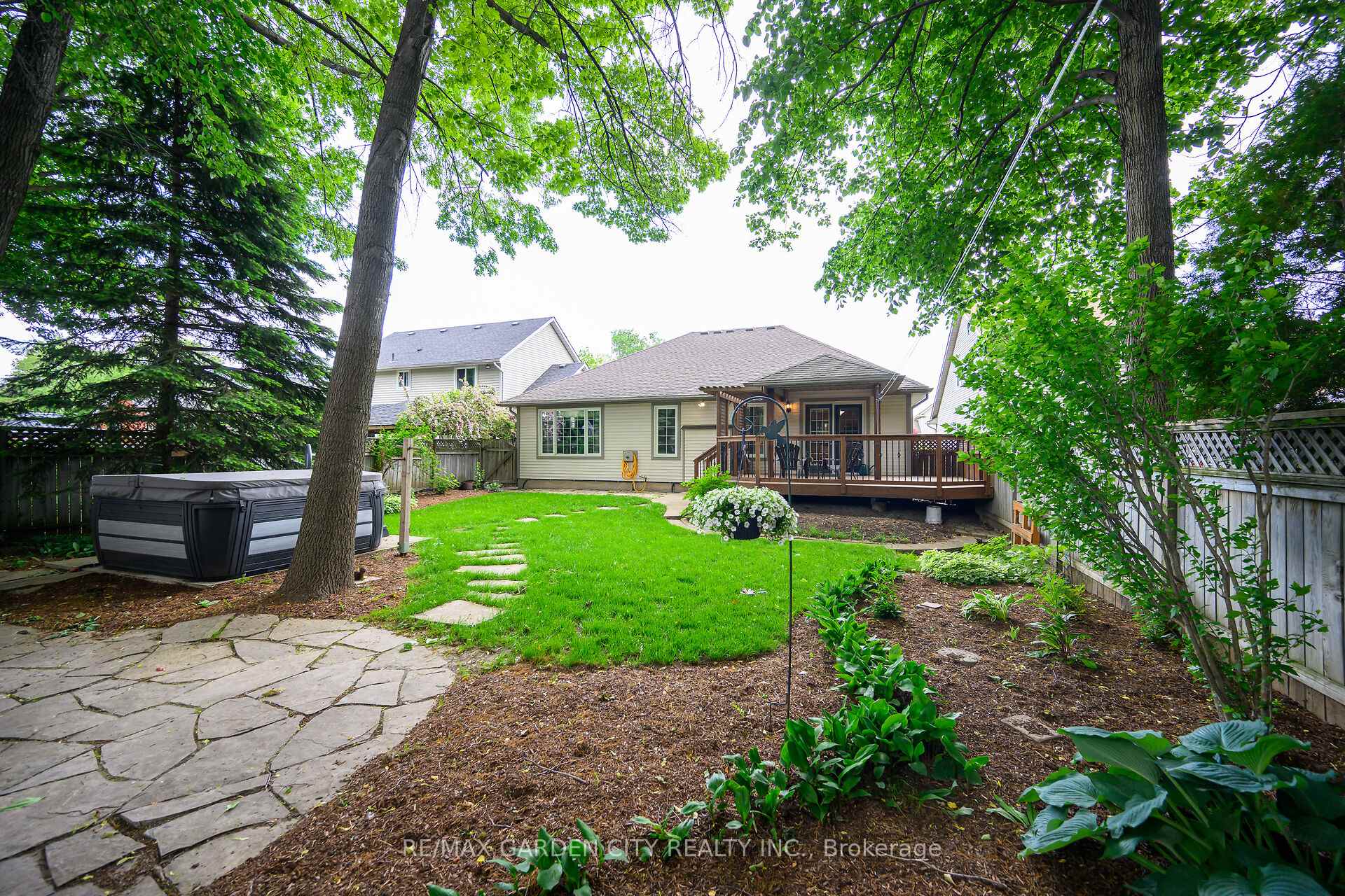 Photo 26 of 34 Timber Lane, St. Catharines, Lakeport — HOMEH