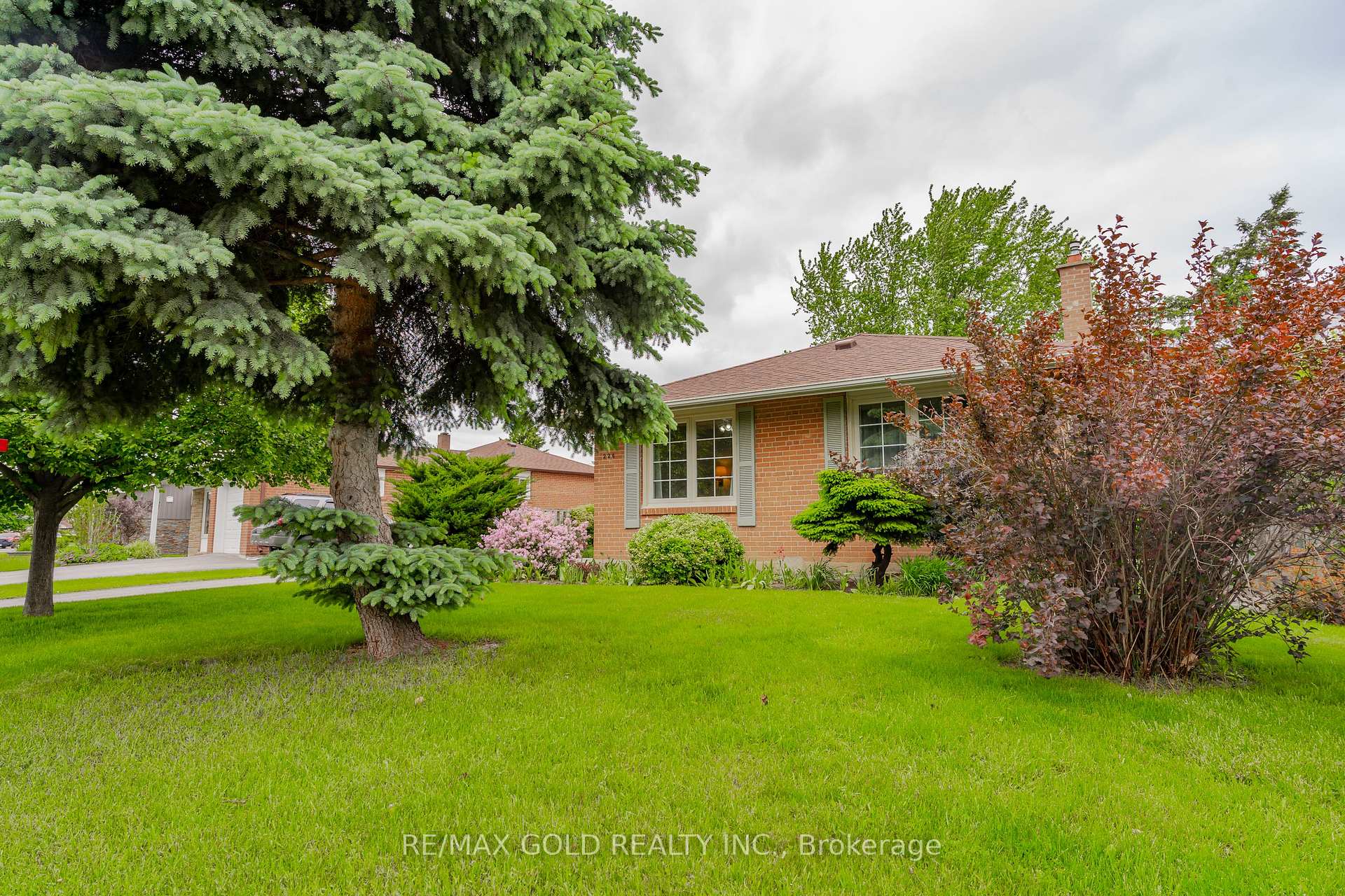 Photo 2 of 226 Avondale Boulevard, Brampton, Avondale — HOMEH