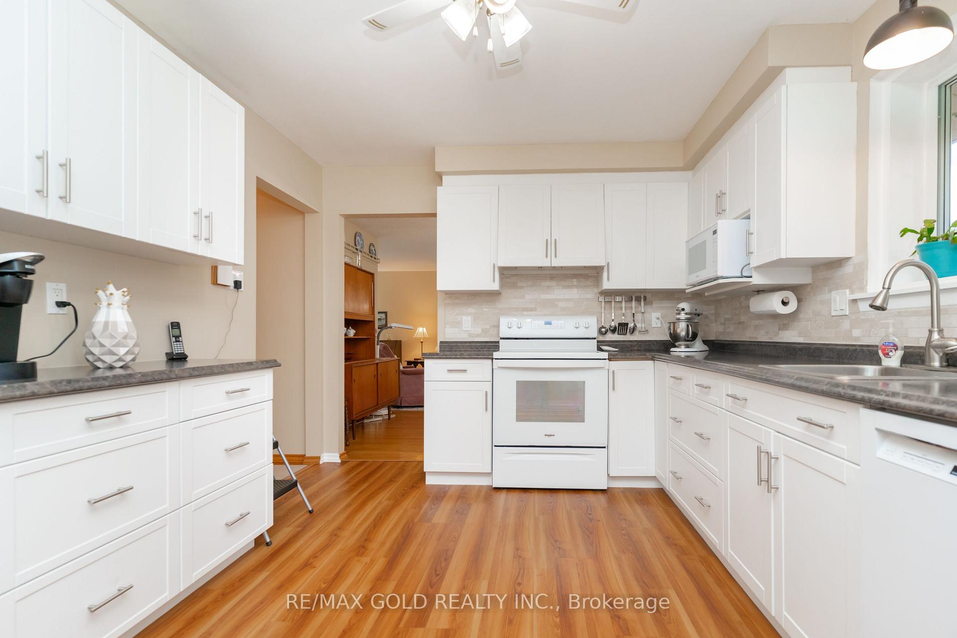 Photo 11 of 226 Avondale Boulevard, Brampton, Avondale — HOMEH