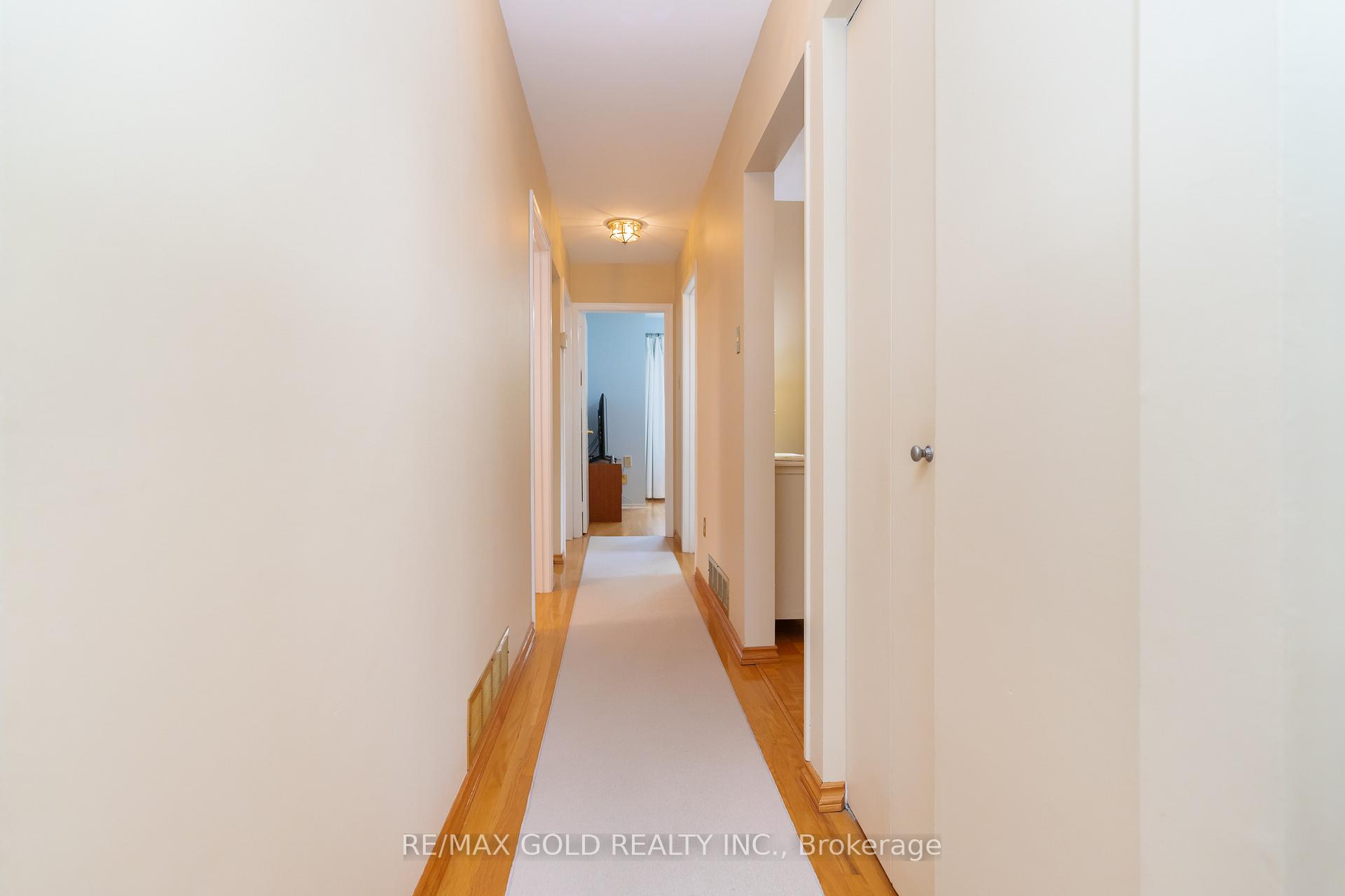Photo 3 of 226 Avondale Boulevard, Brampton, Avondale — HOMEH
